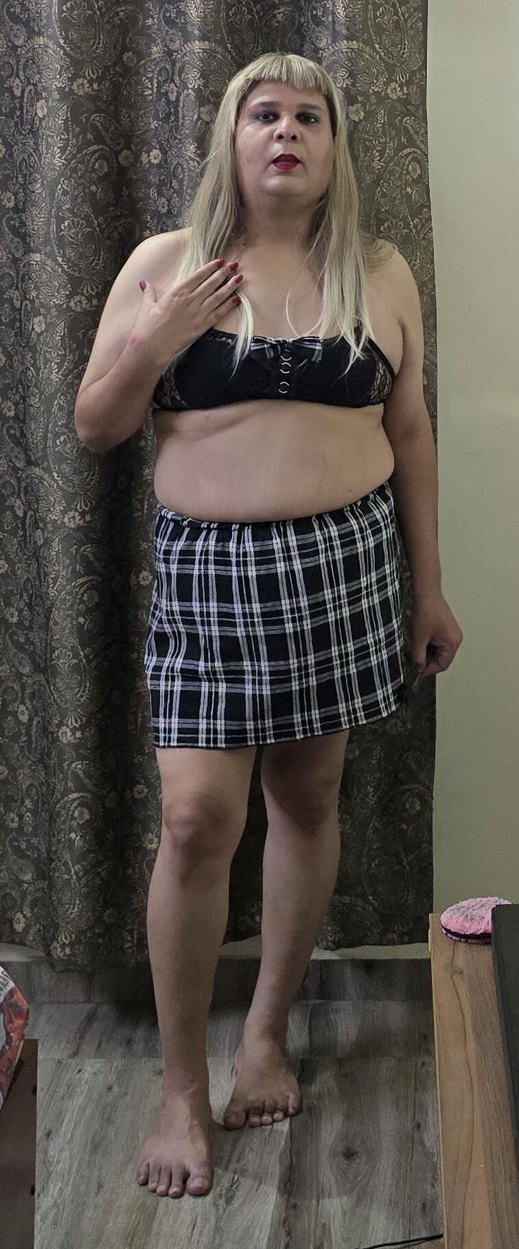 Blonde travesti Monica M aparece