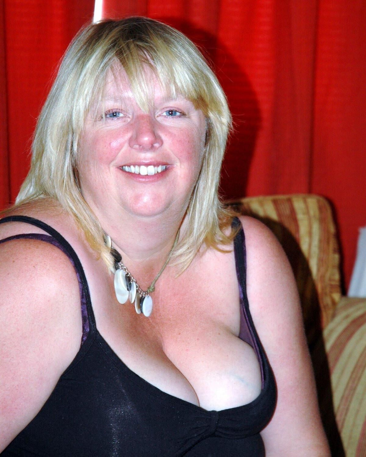 UK Busty Blonde Frau Fiona