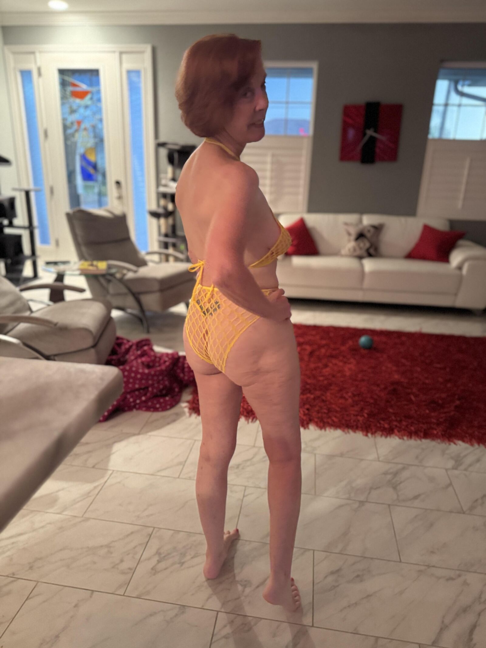 Lola apprécie les commentaires et a envie de poser à nouveau!