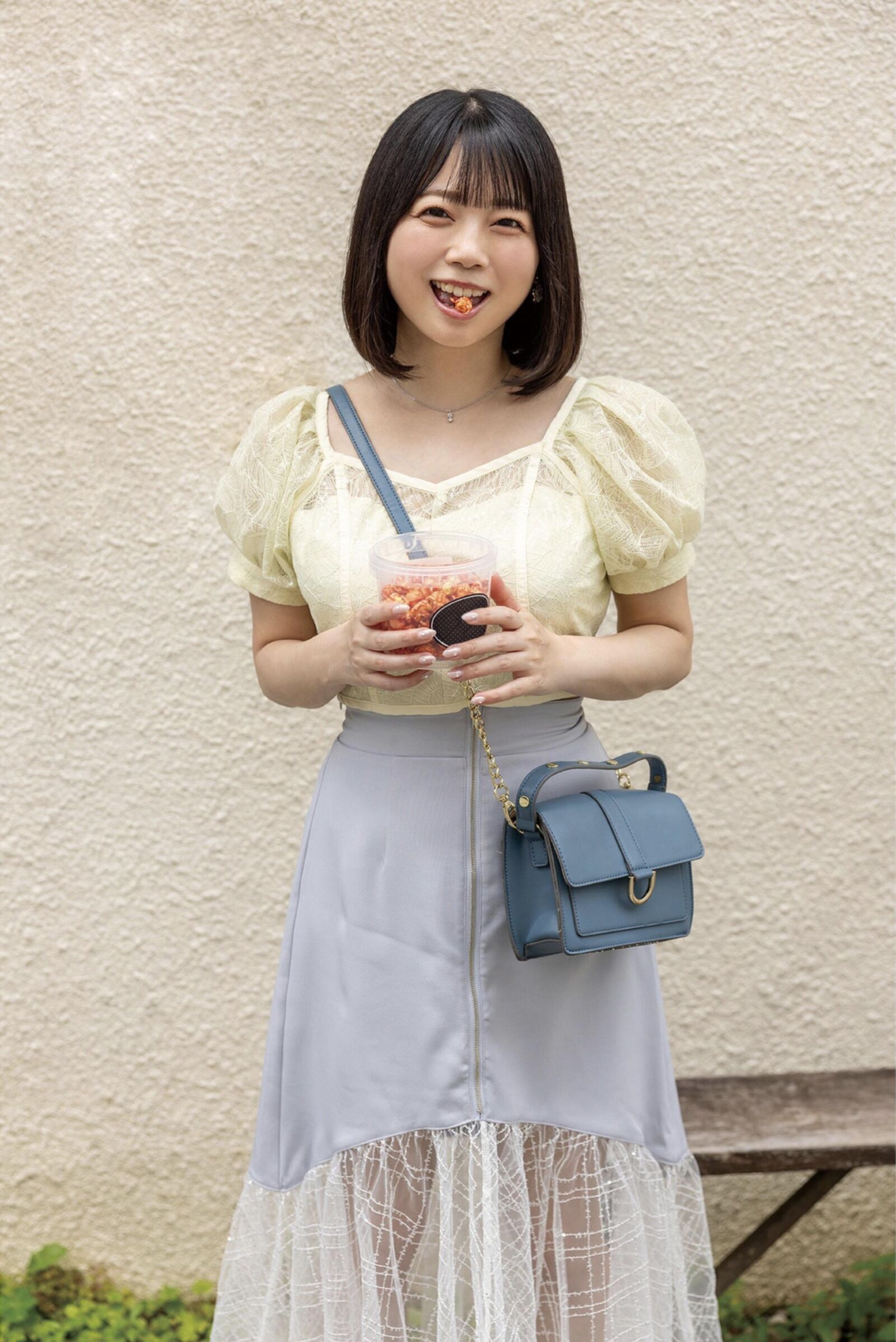 Miharu usa hält die Händegrab