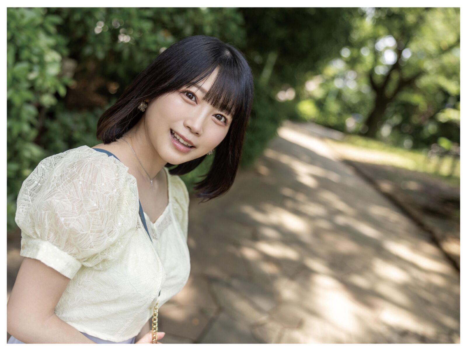 Miharu usa hält die Händegrab