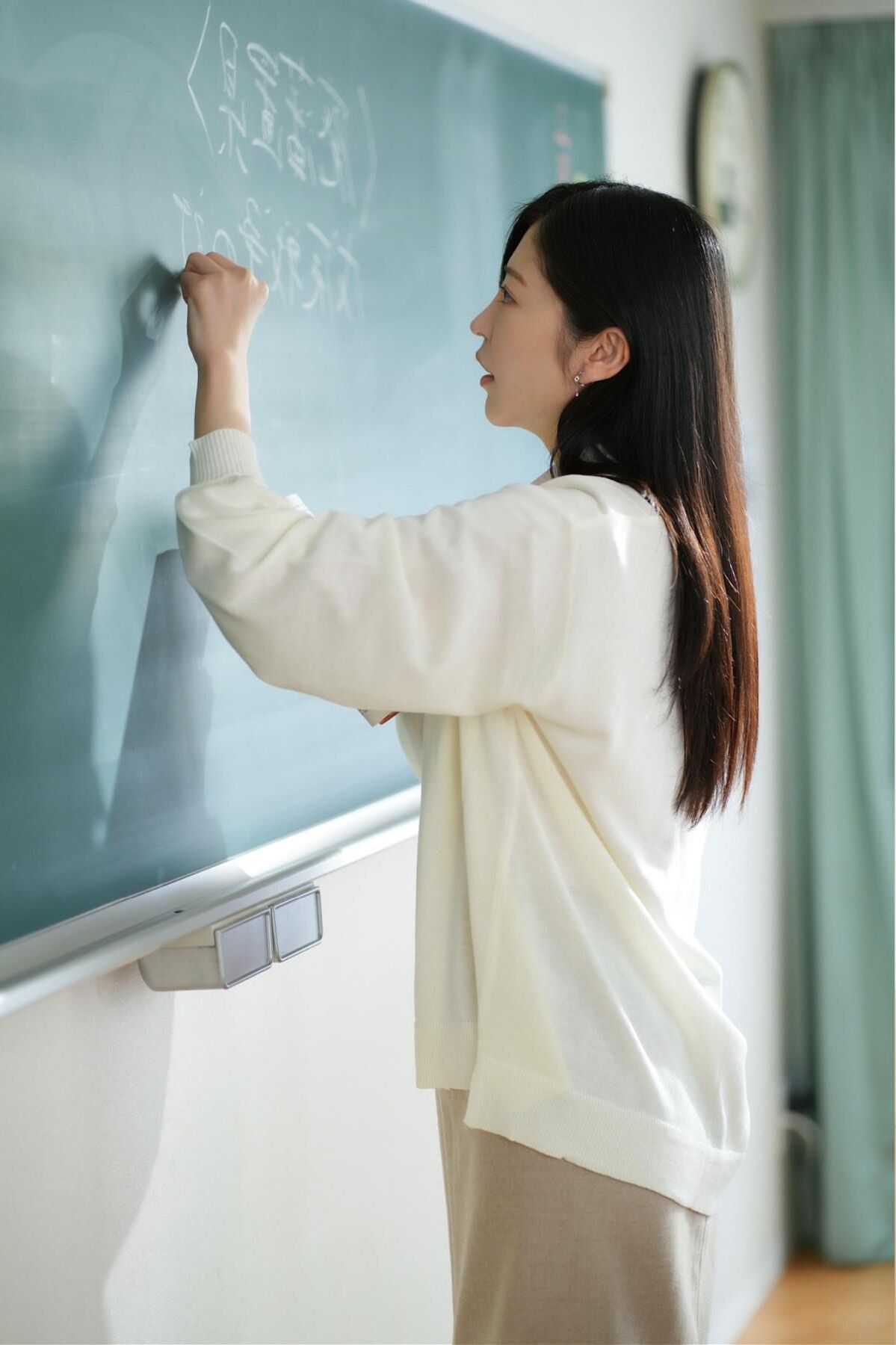 Hinako Mori Ich verliebe mich in eine Lehrerklasse.