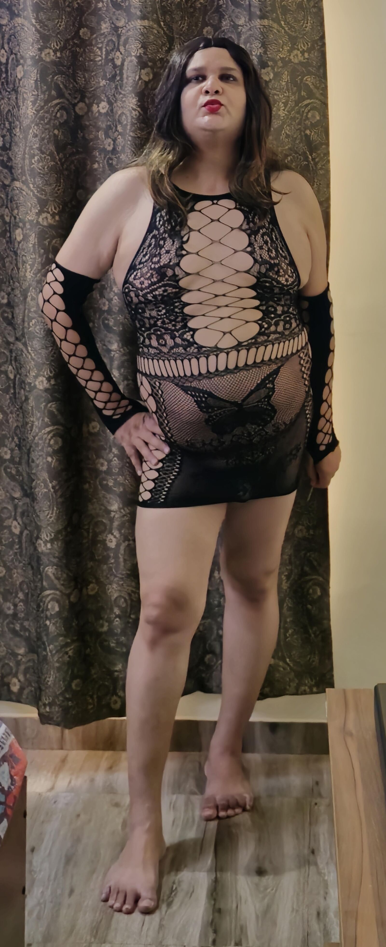 Brunette Shemale Monica M демонстрирует в мини -рыбных сети чулки