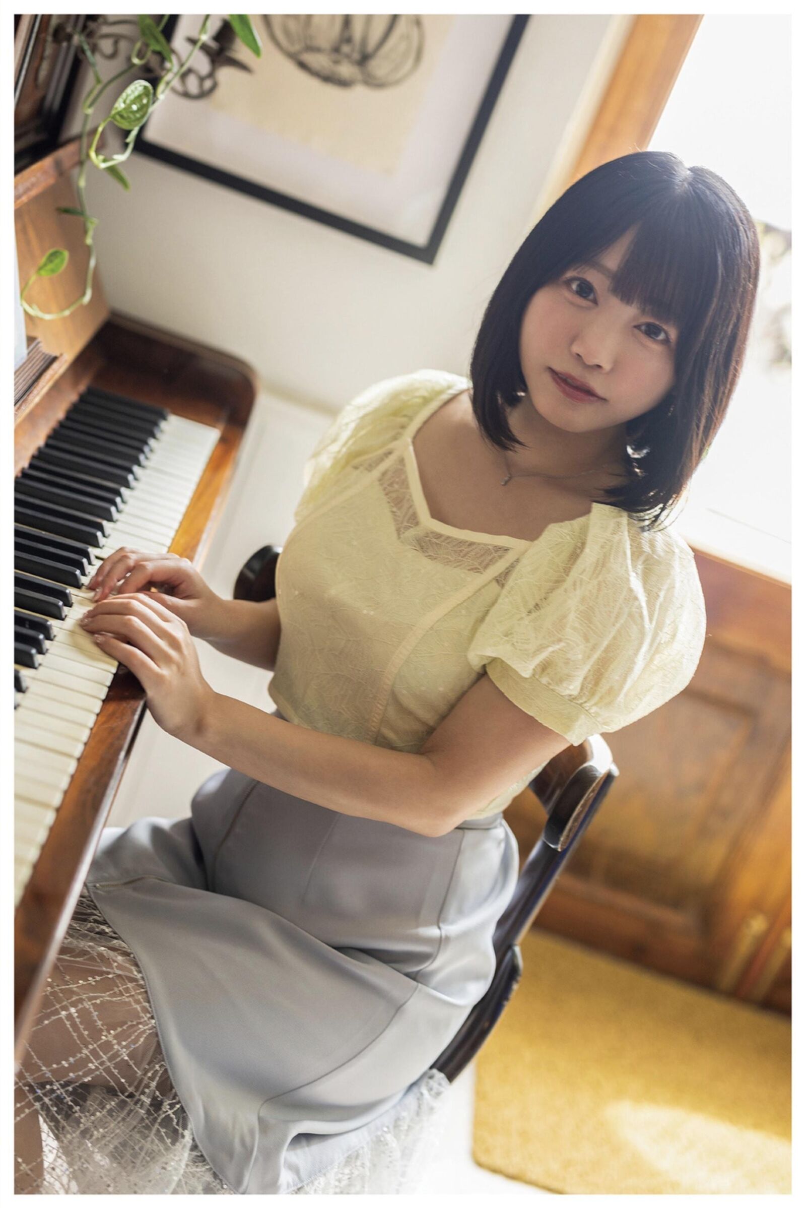 Miharu usa hält die Händegrab
