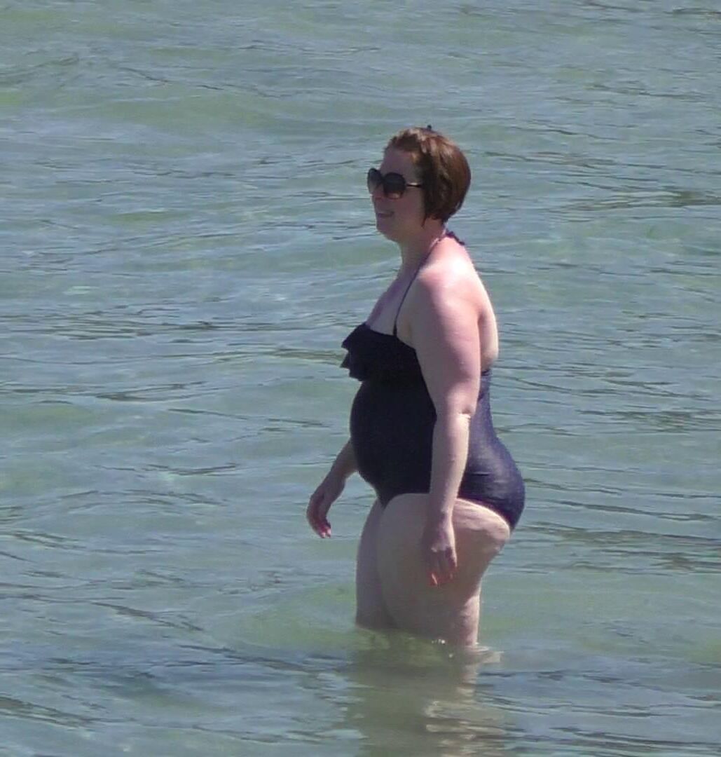 une maman avec un cul rond et large