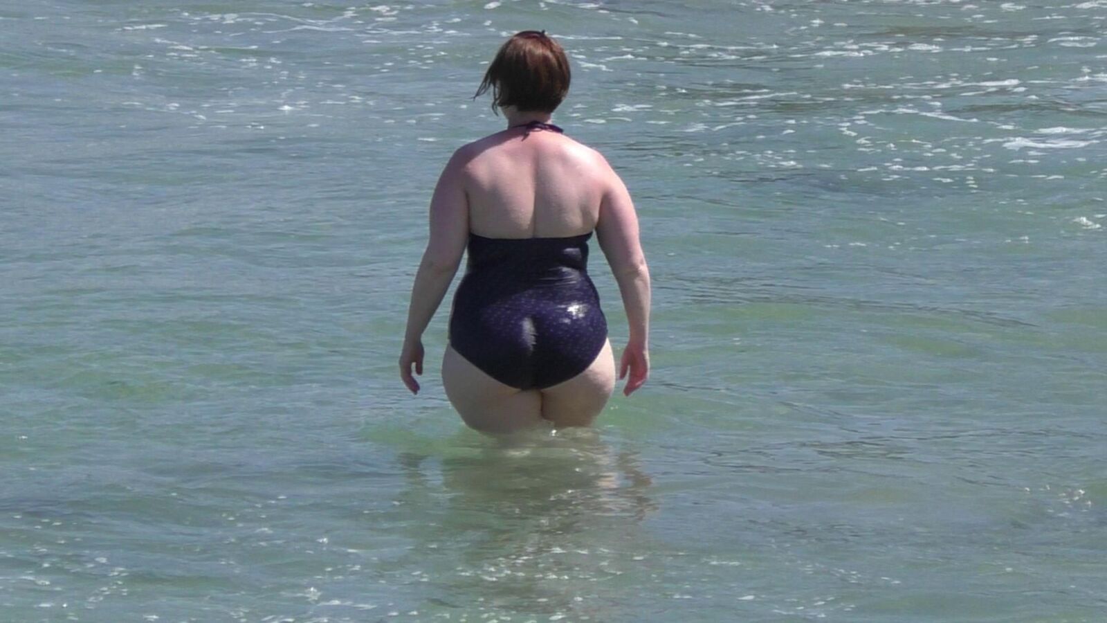 une maman avec un cul rond et large