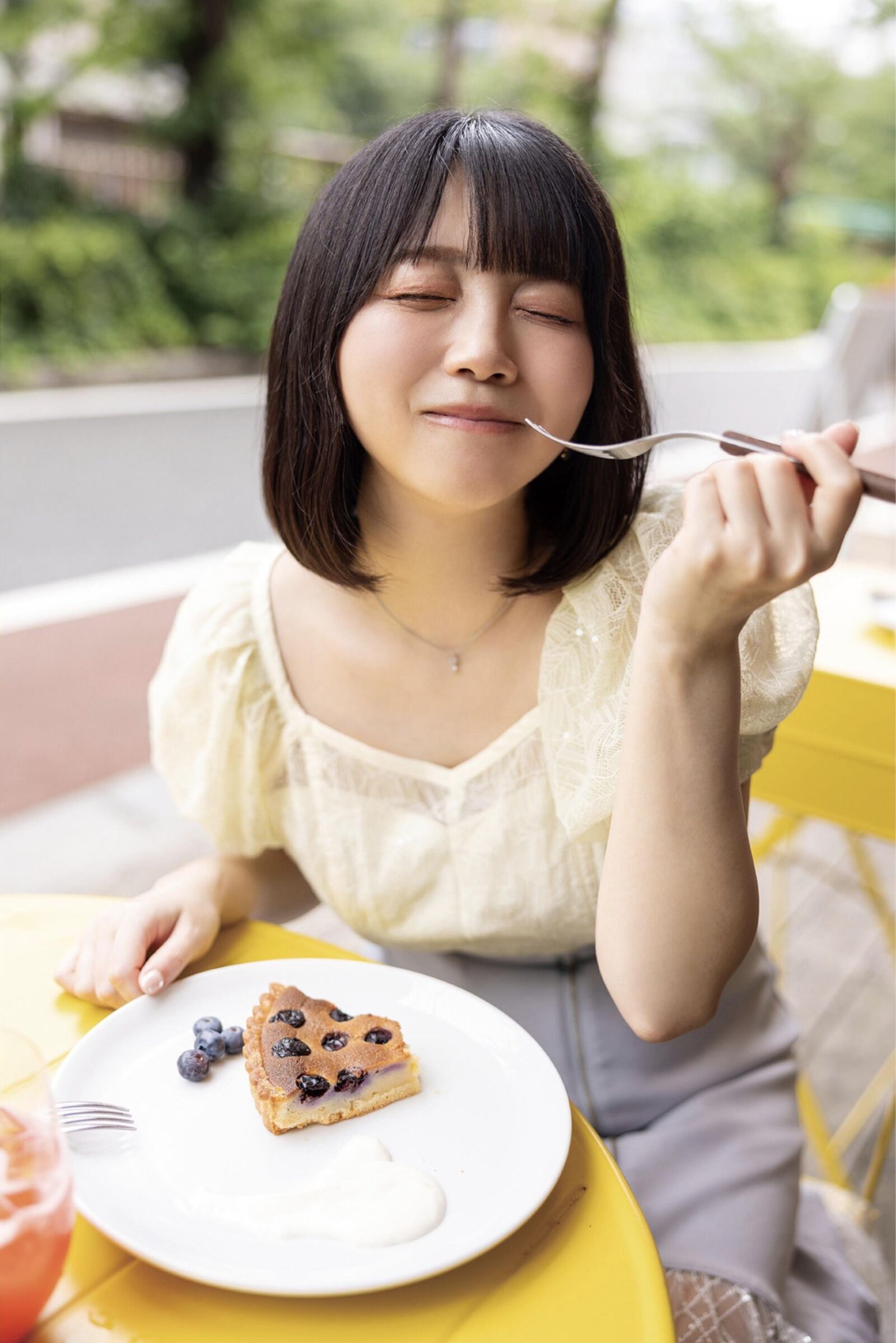 Miharu usa hält die Händegrab