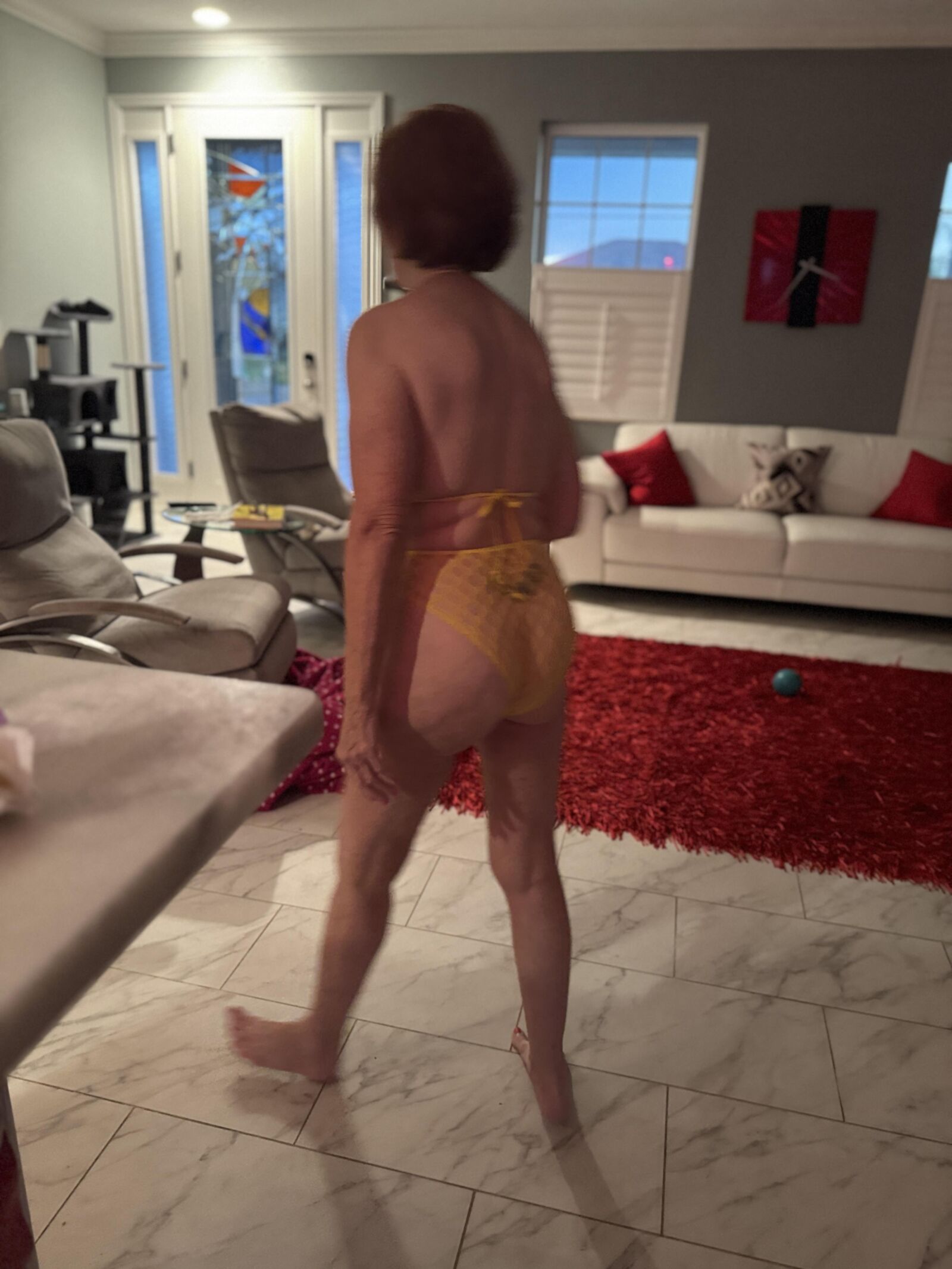 Lola apprécie les commentaires et a envie de poser à nouveau!