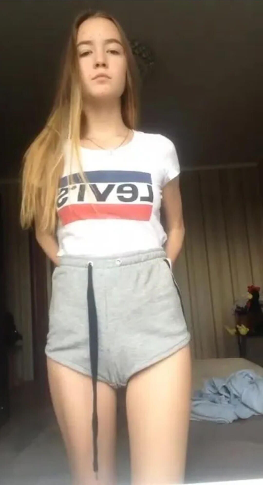 Petite American College Cutie zieht sich aus