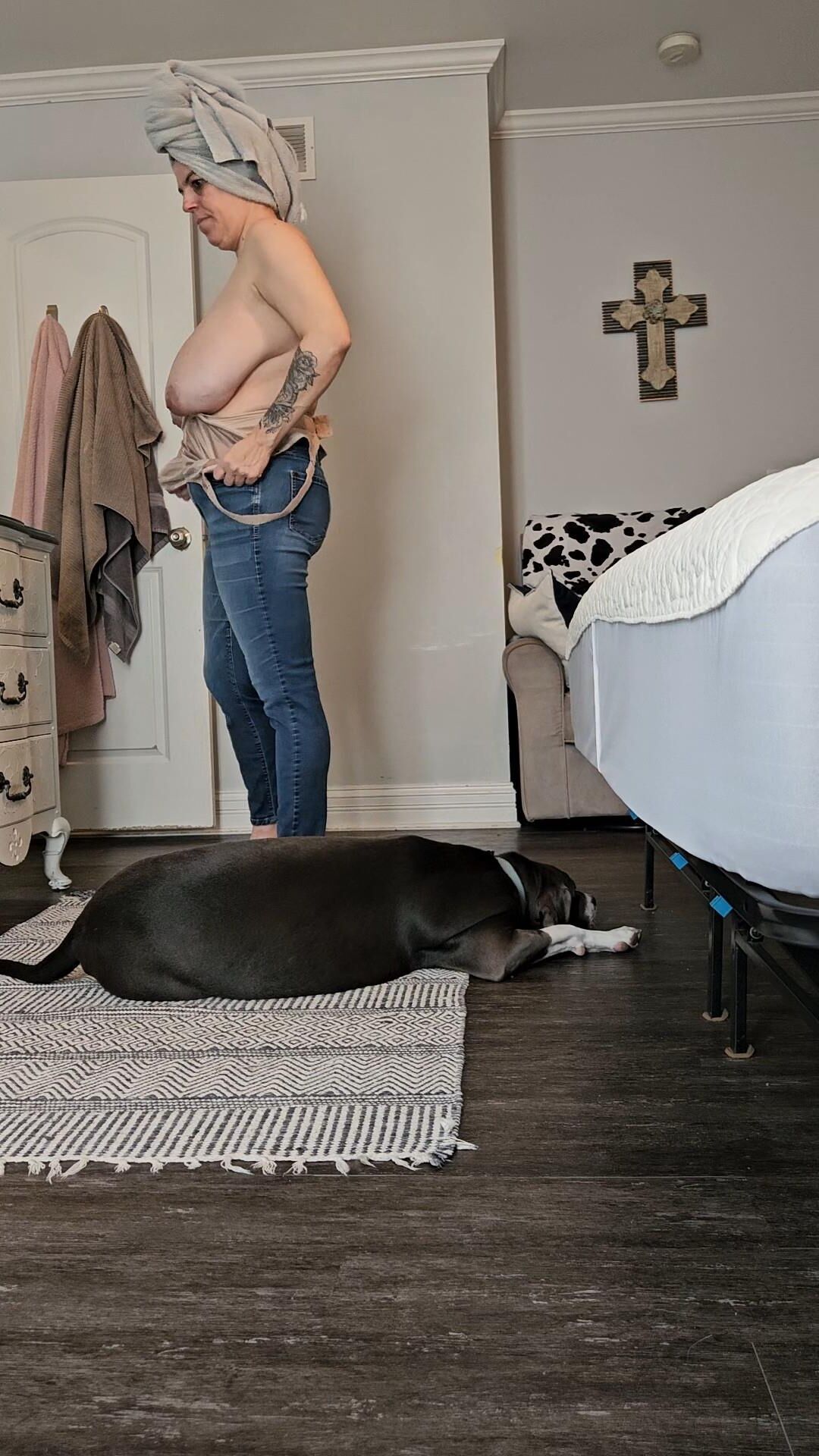 Épouse inonnue exposée baise elle a eu d'énormes seins