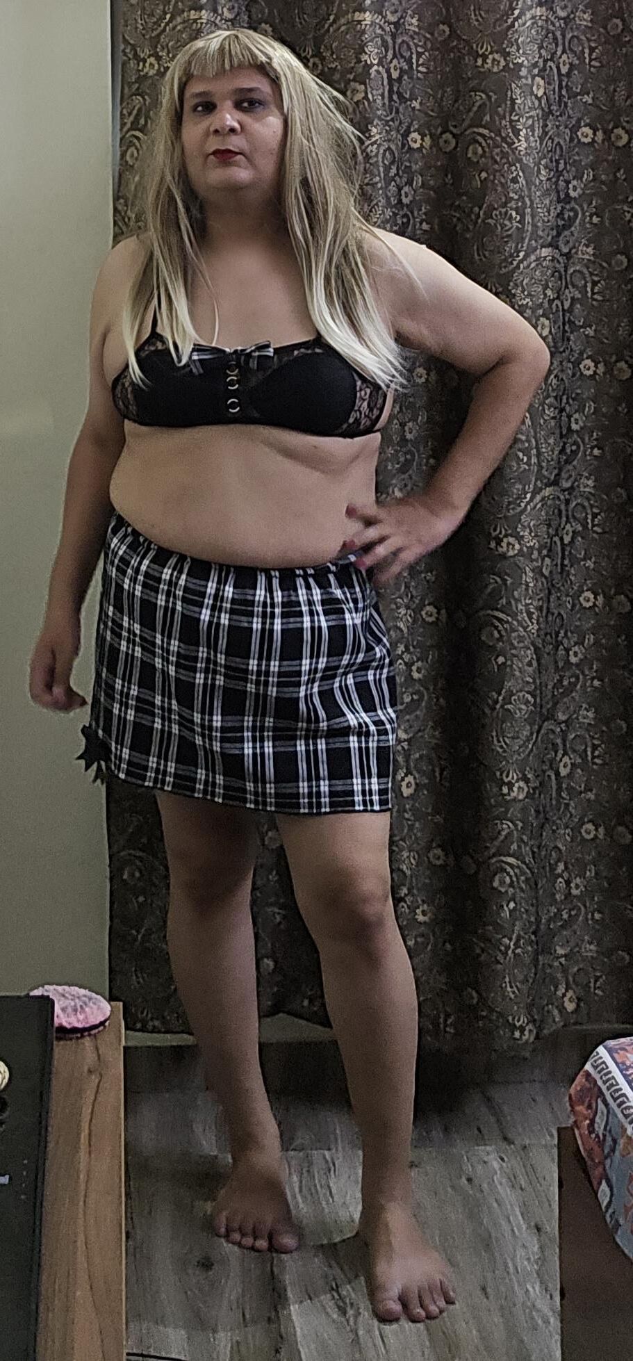 Blonde travesti Monica M aparece