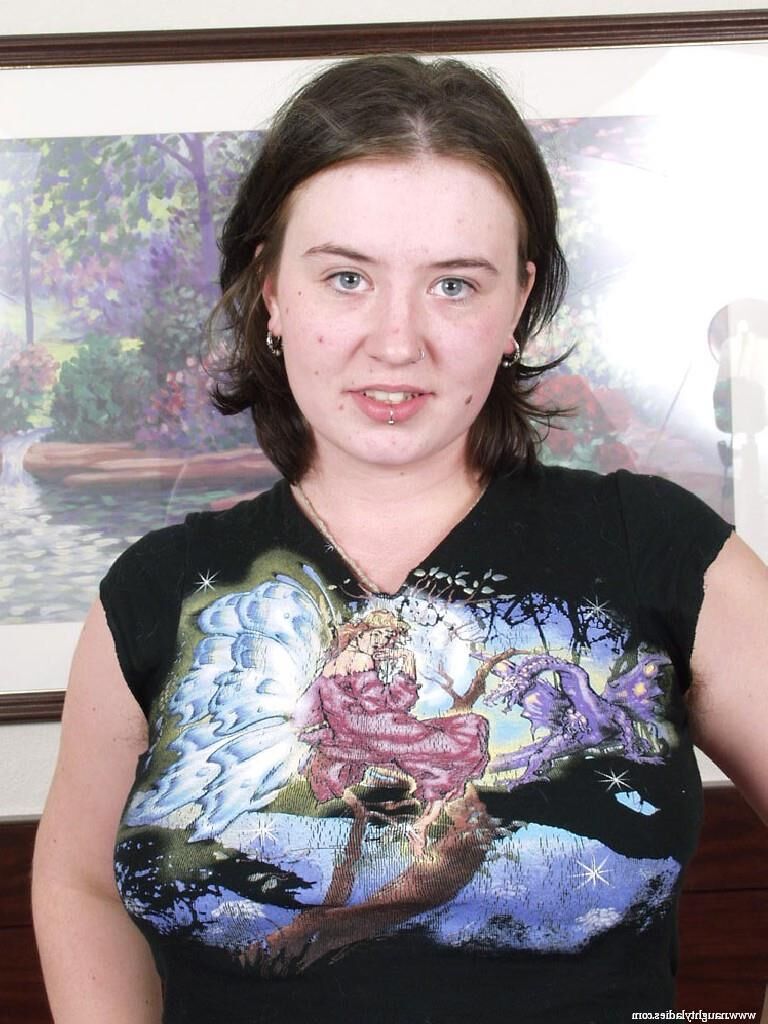Doda Dana remplit sa chatte.