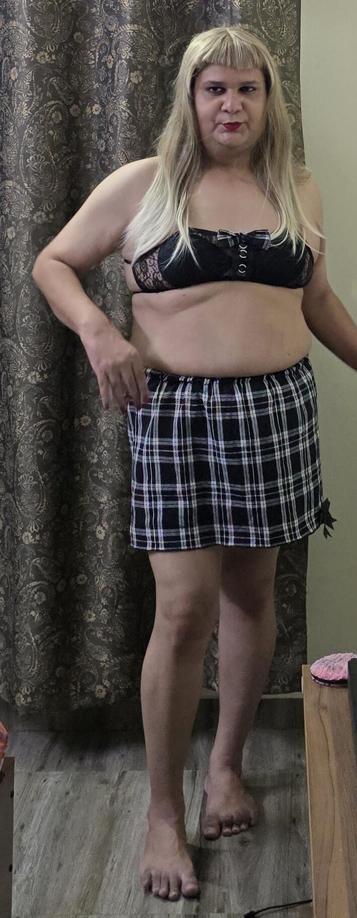 Blonde travesti Monica M aparece