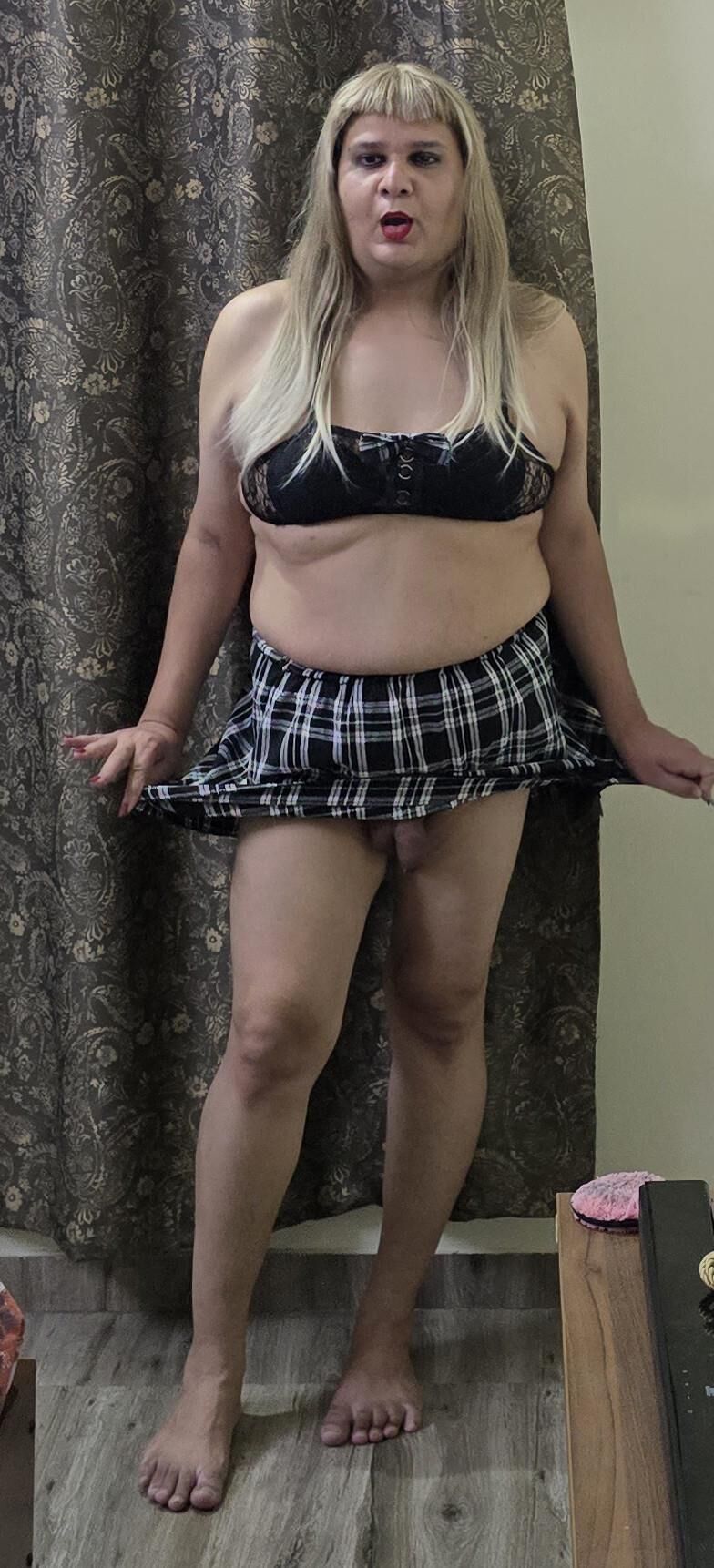 Blonde travesti Monica M aparece