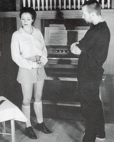 Retro Spanking Janus Chod brunette canned over organ