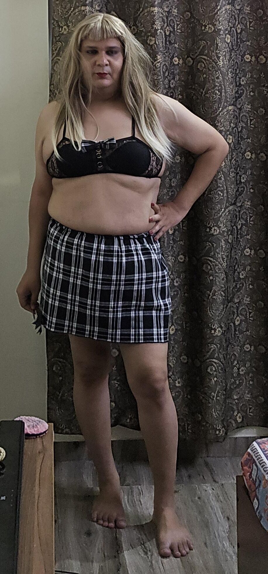 Blonde travesti Monica M aparece