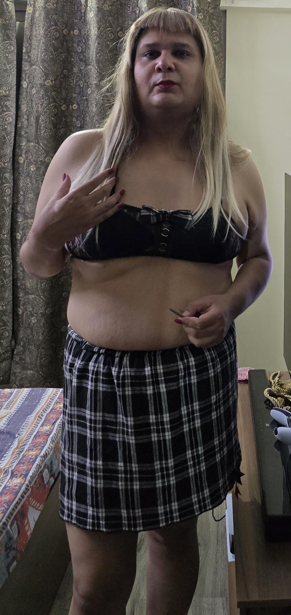 Blonde travesti Monica M aparece