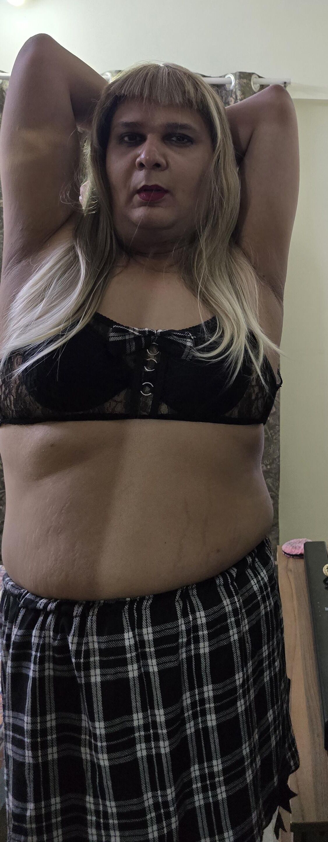 Blonde travesti Monica M aparece