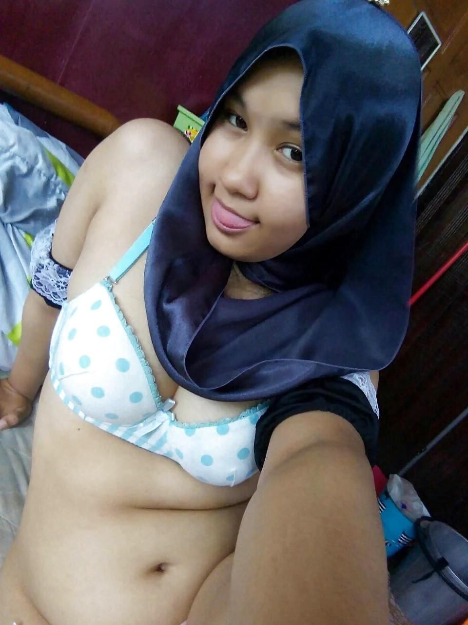 Indonesischer Hijab Teen ist ungezogen