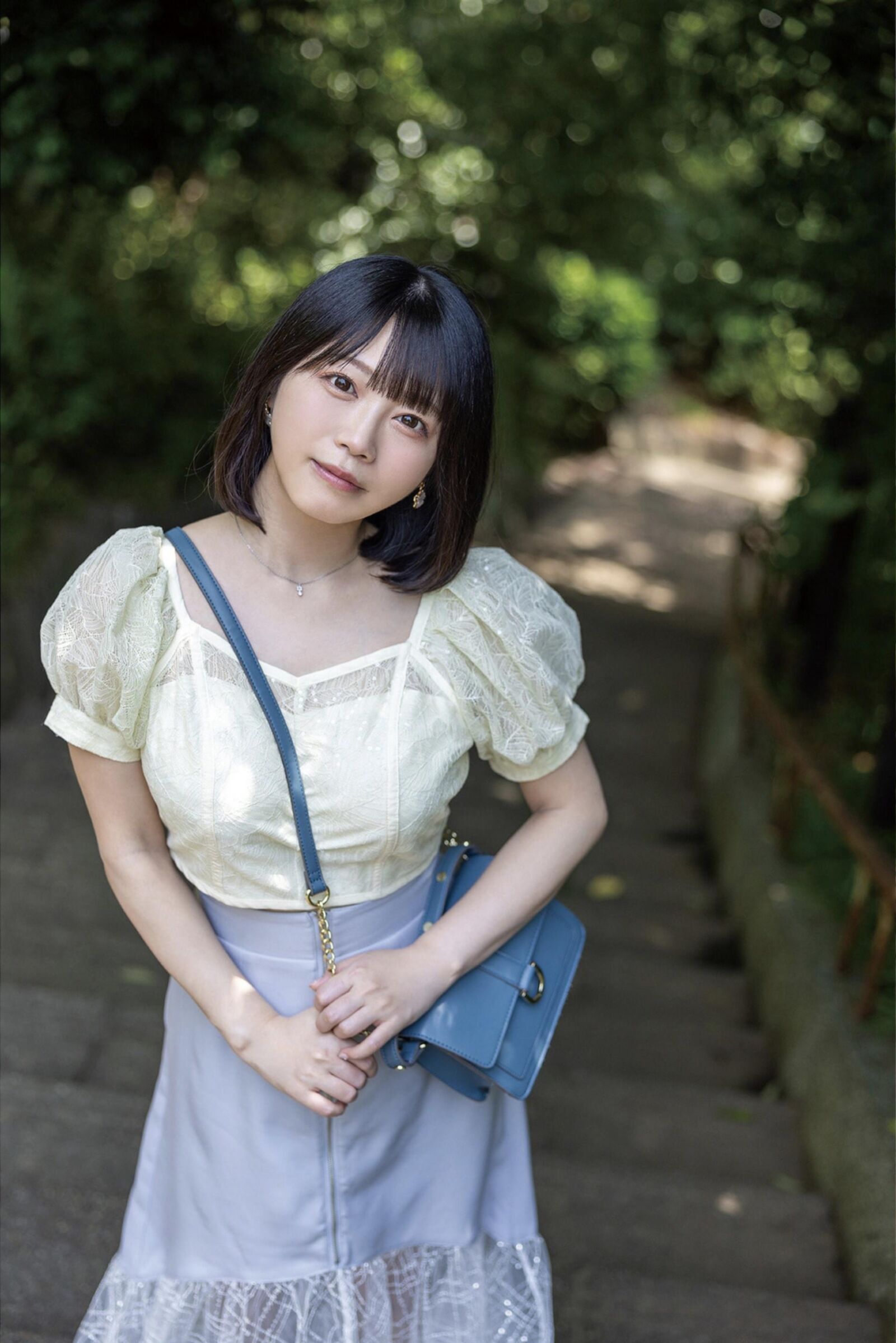Miharu usa hält die Händegrab