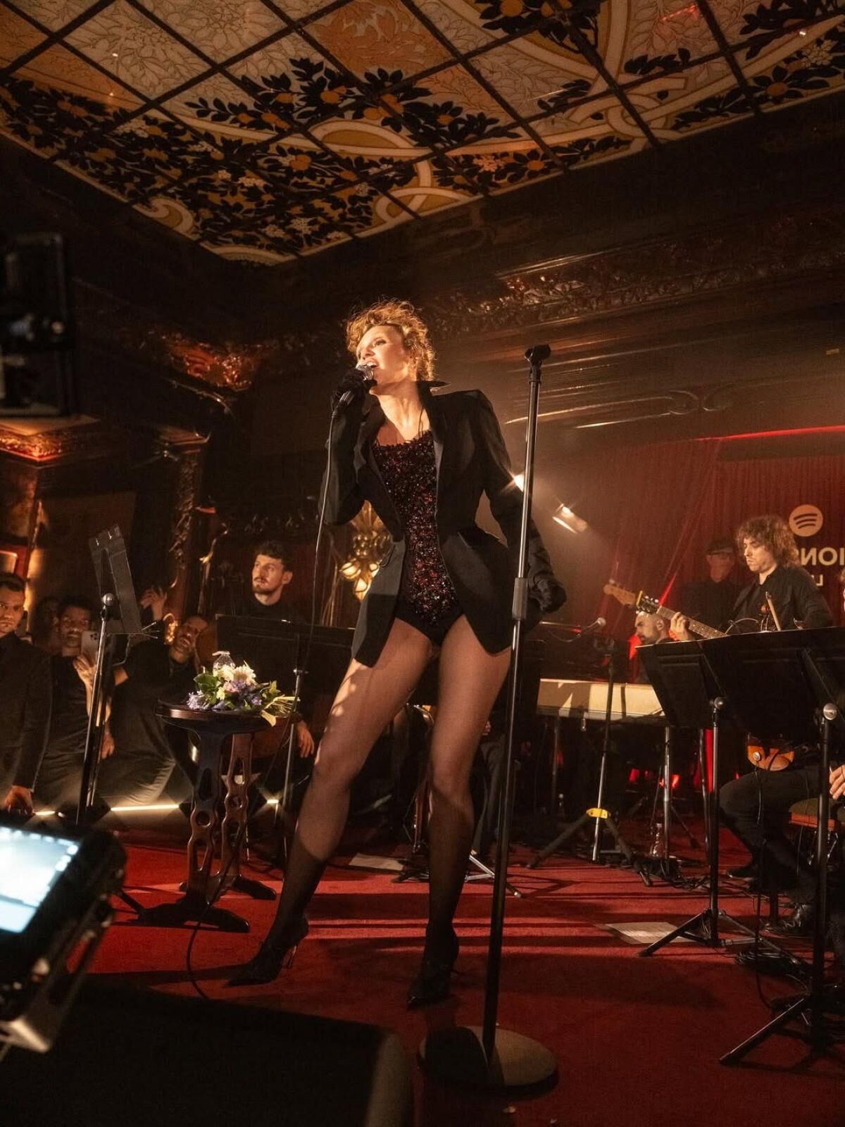 Miley Cyrus se apresenta no Merci Spotify Paris