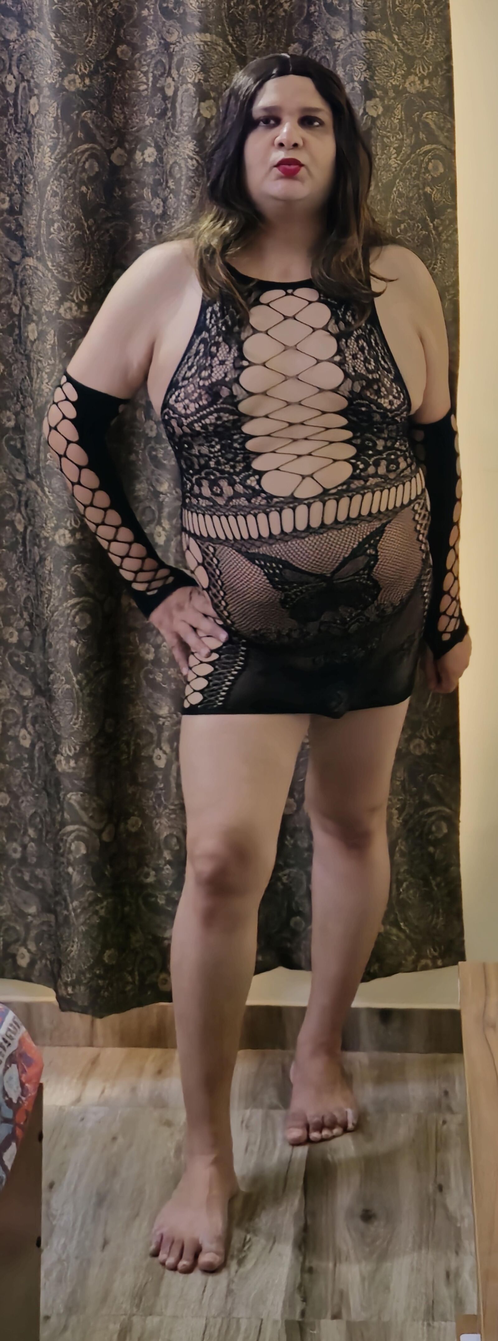 Brunette Shemale Monica M демонстрирует в мини -рыбных сети чулки
