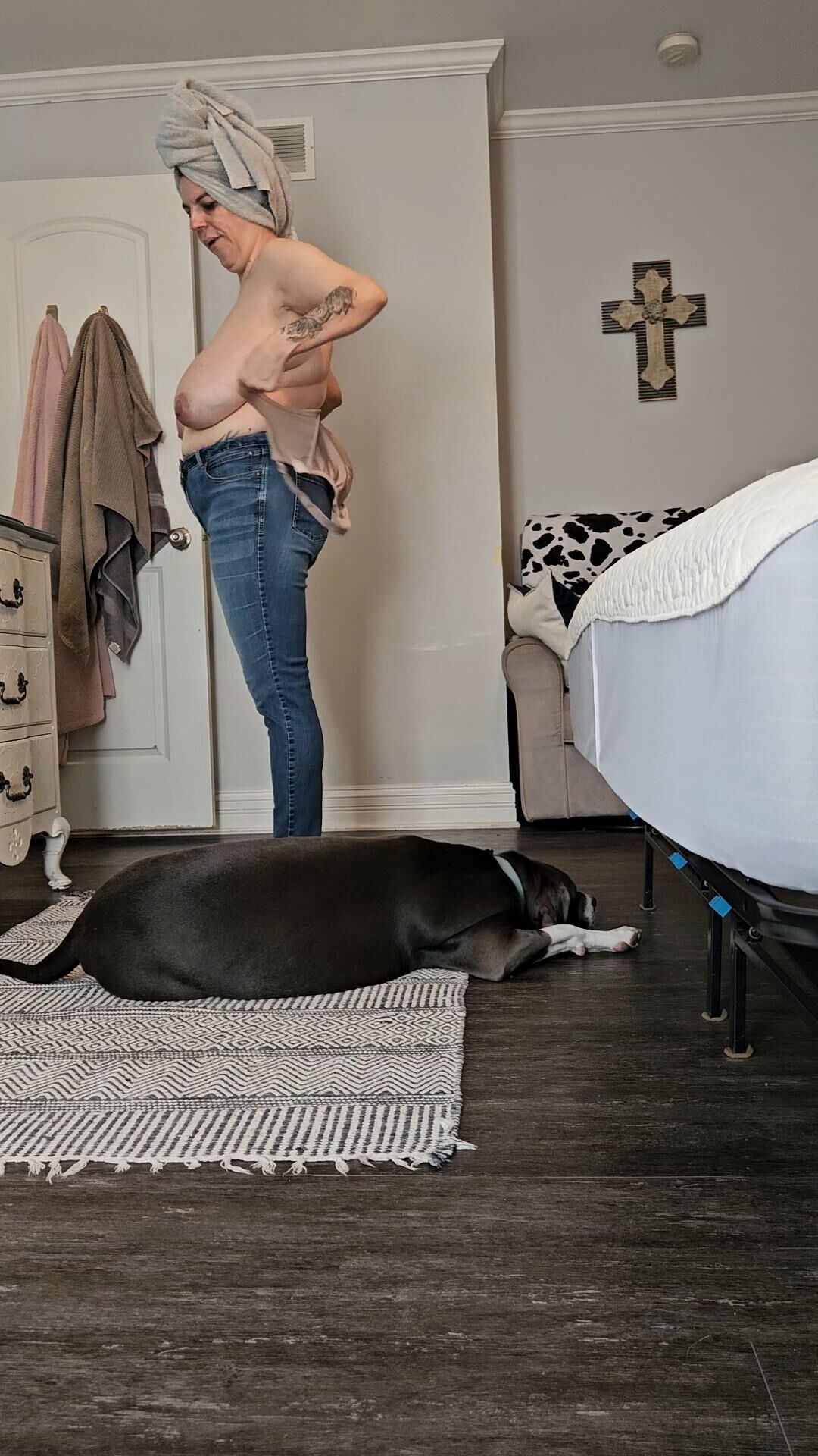 Épouse inonnue exposée baise elle a eu d'énormes seins