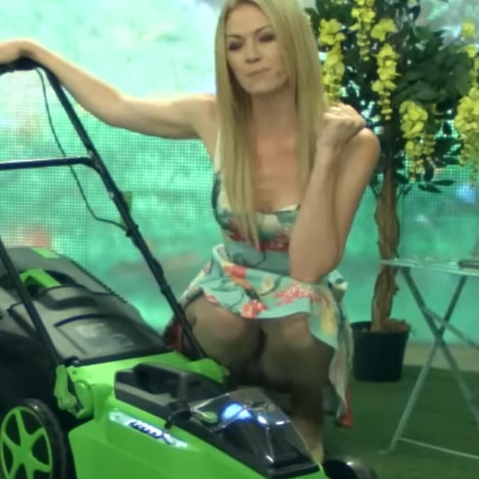 Vertriebsdame Upskirt und Downbrouse