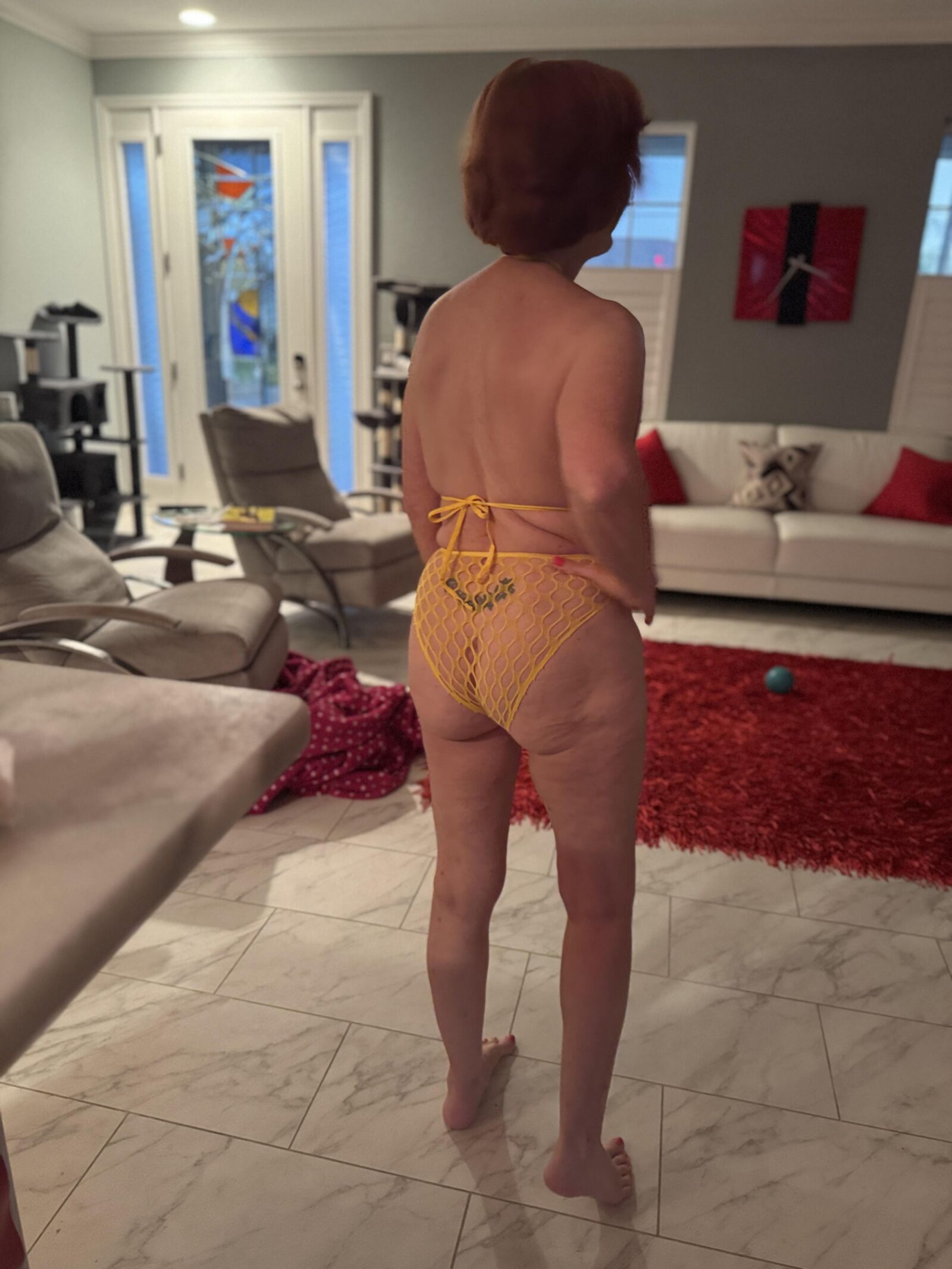 Lola apprécie les commentaires et a envie de poser à nouveau!