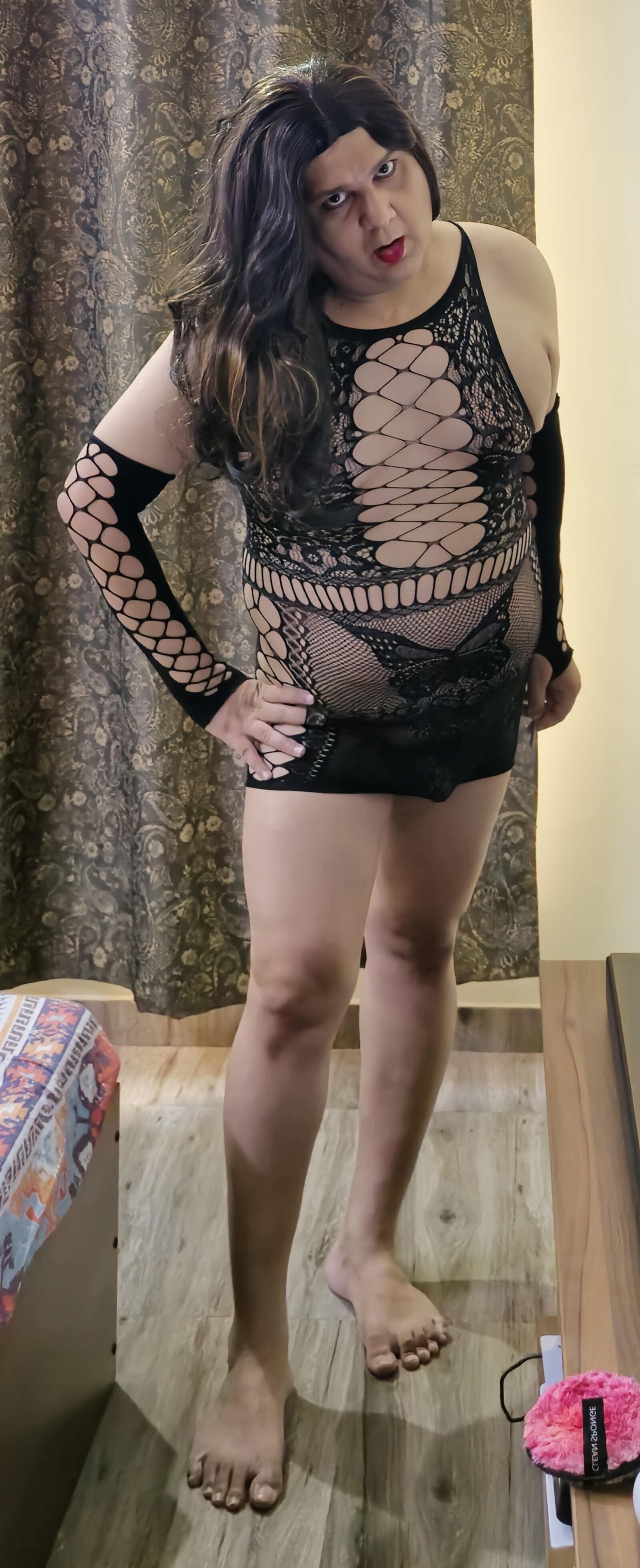 Brunette Shemale Monica M демонстрирует в мини -рыбных сети чулки