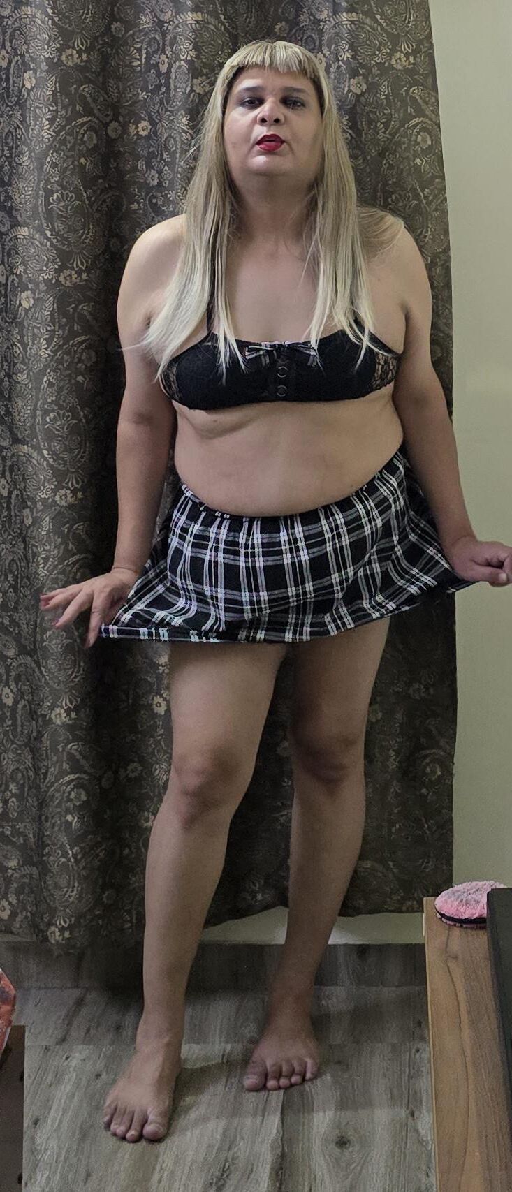 Blonde travesti Monica M aparece