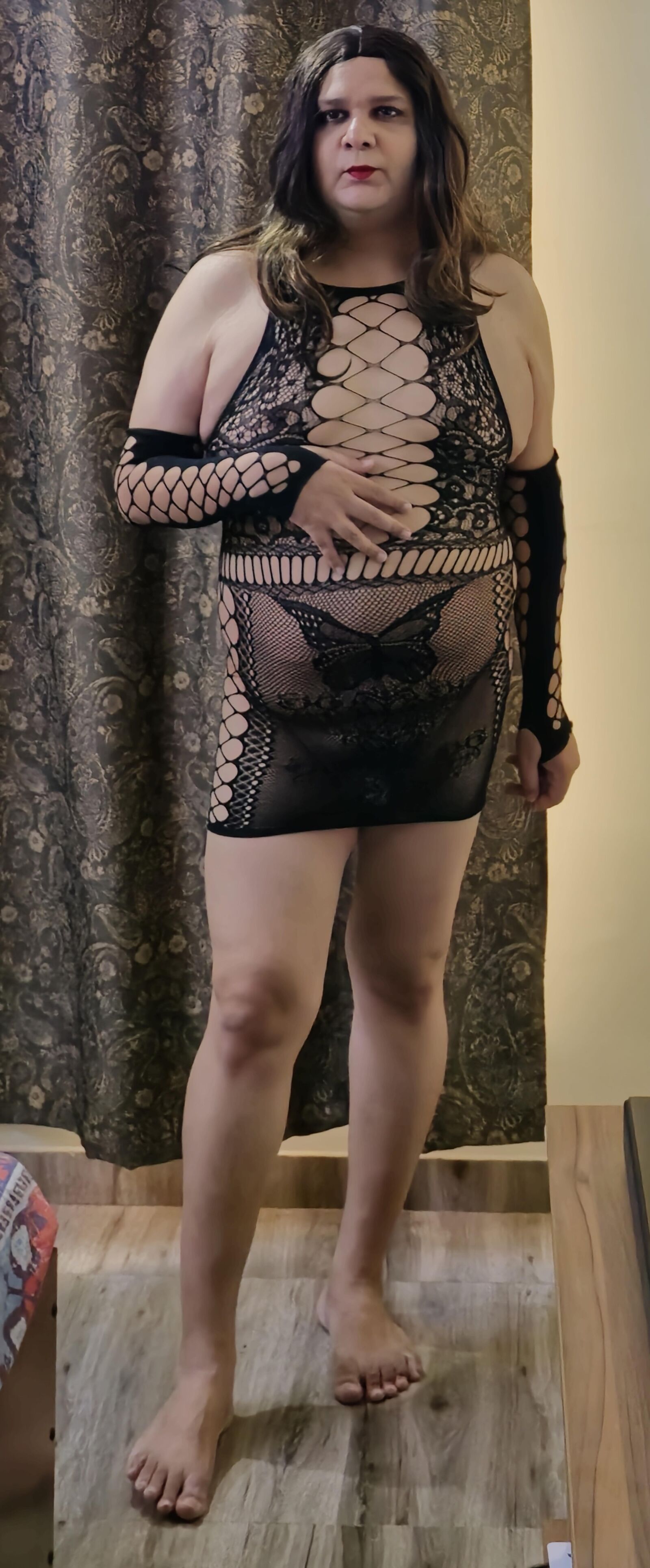 Brunette Shemale Monica M демонстрирует в мини -рыбных сети чулки