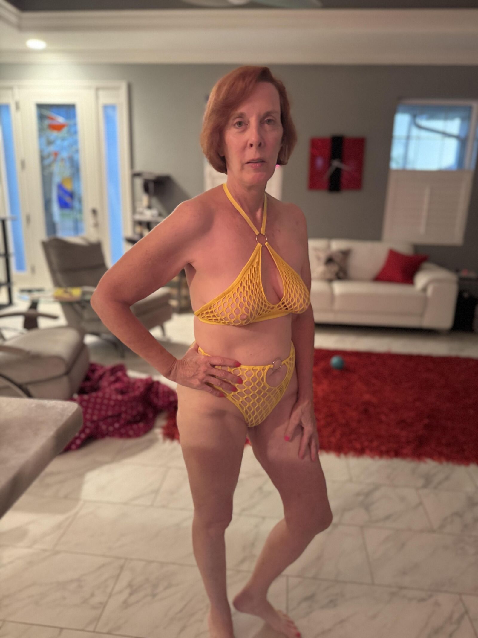 Lola apprécie les commentaires et a envie de poser à nouveau!