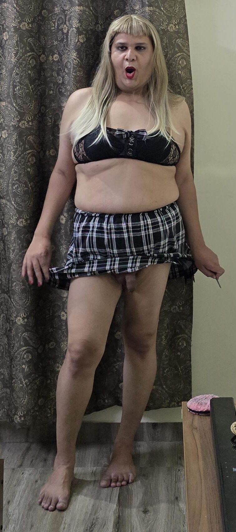 Blonde travesti Monica M aparece