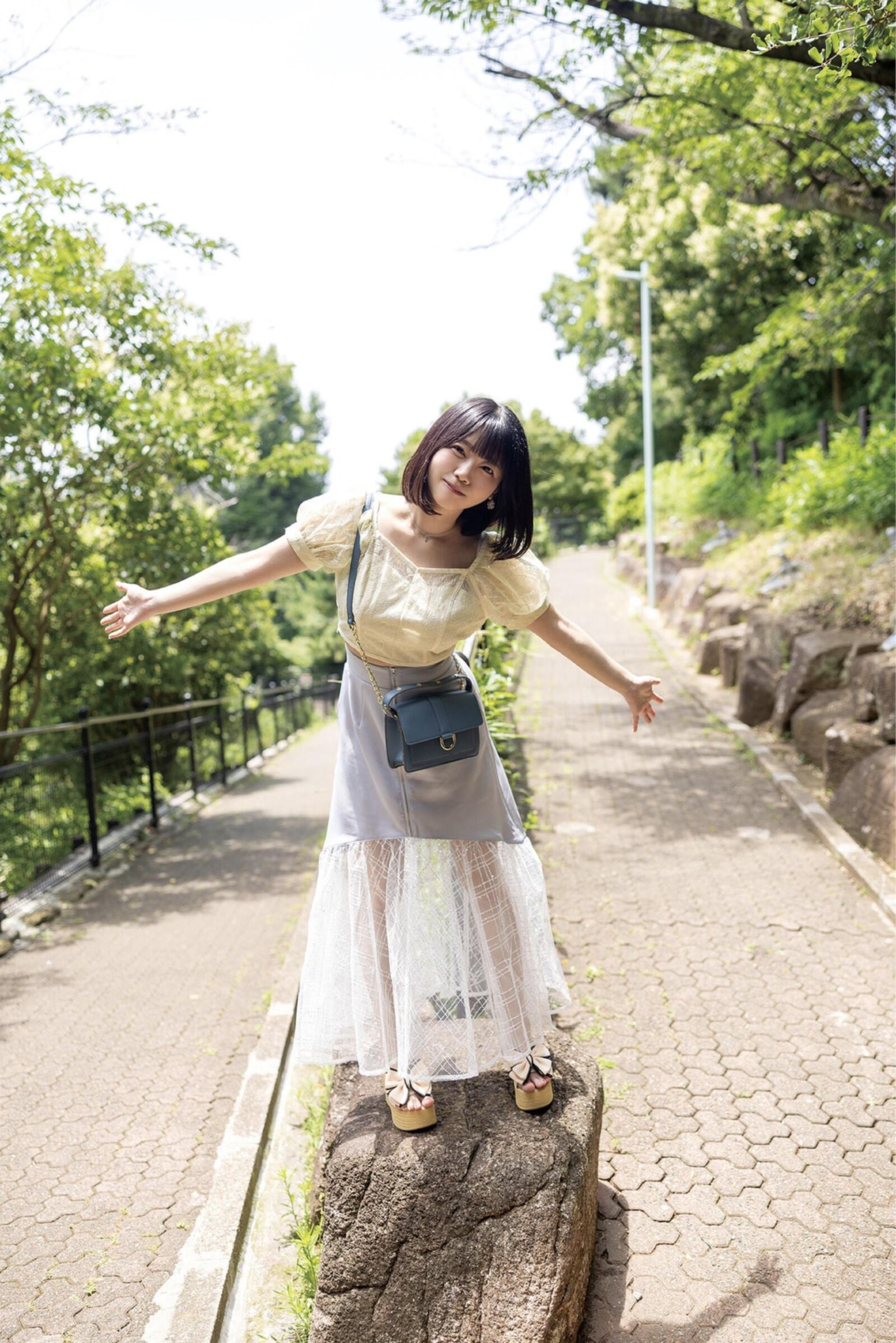 Miharu usa hält die Händegrab