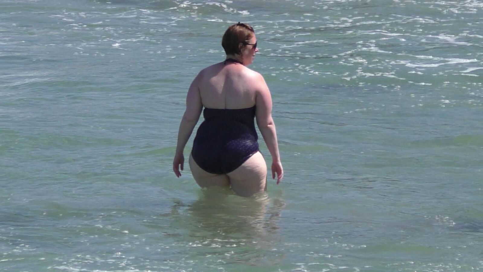 une maman avec un cul rond et large
