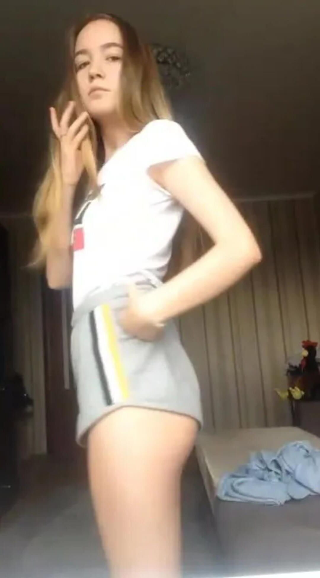 Petite American College Cutie zieht sich aus