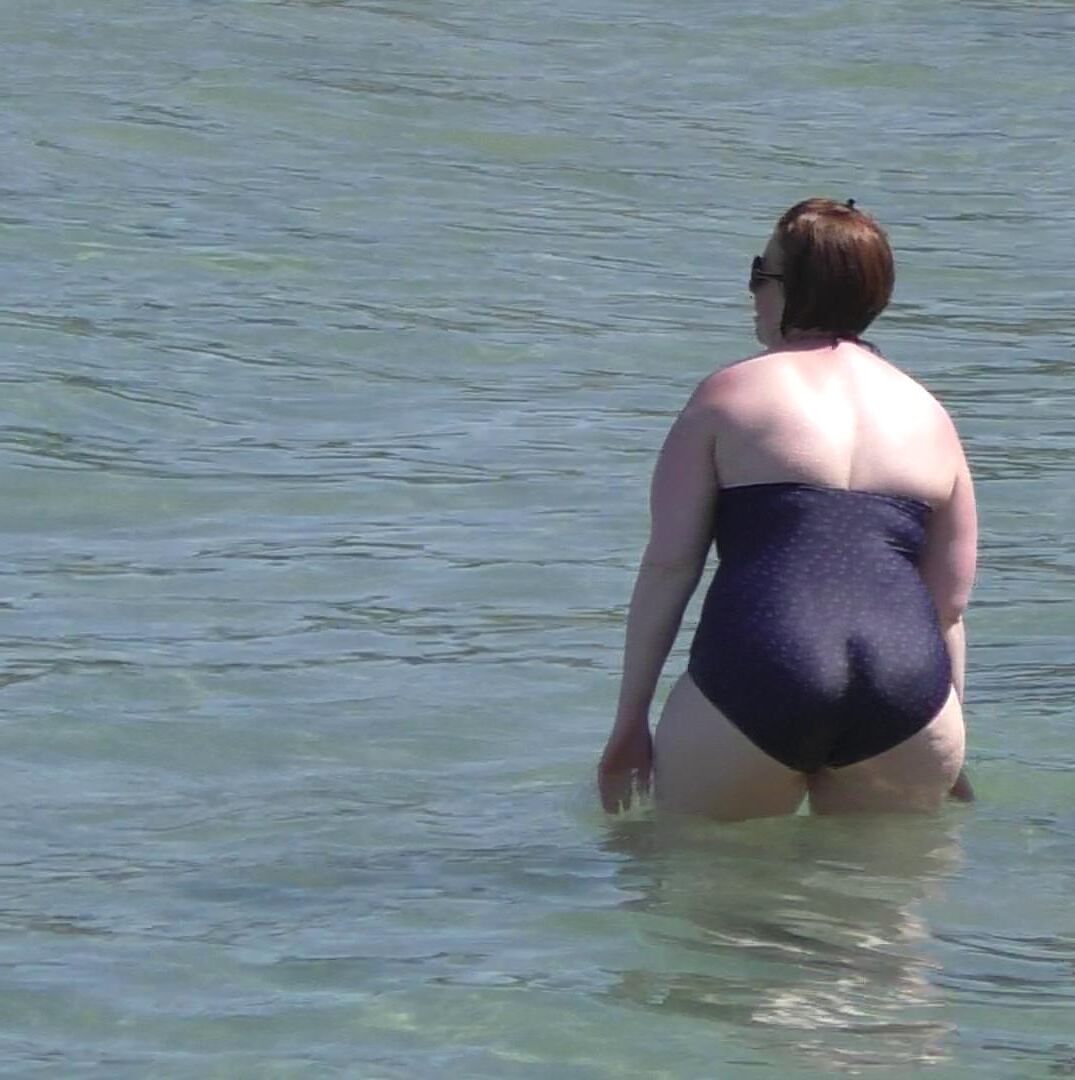 une maman avec un cul rond et large