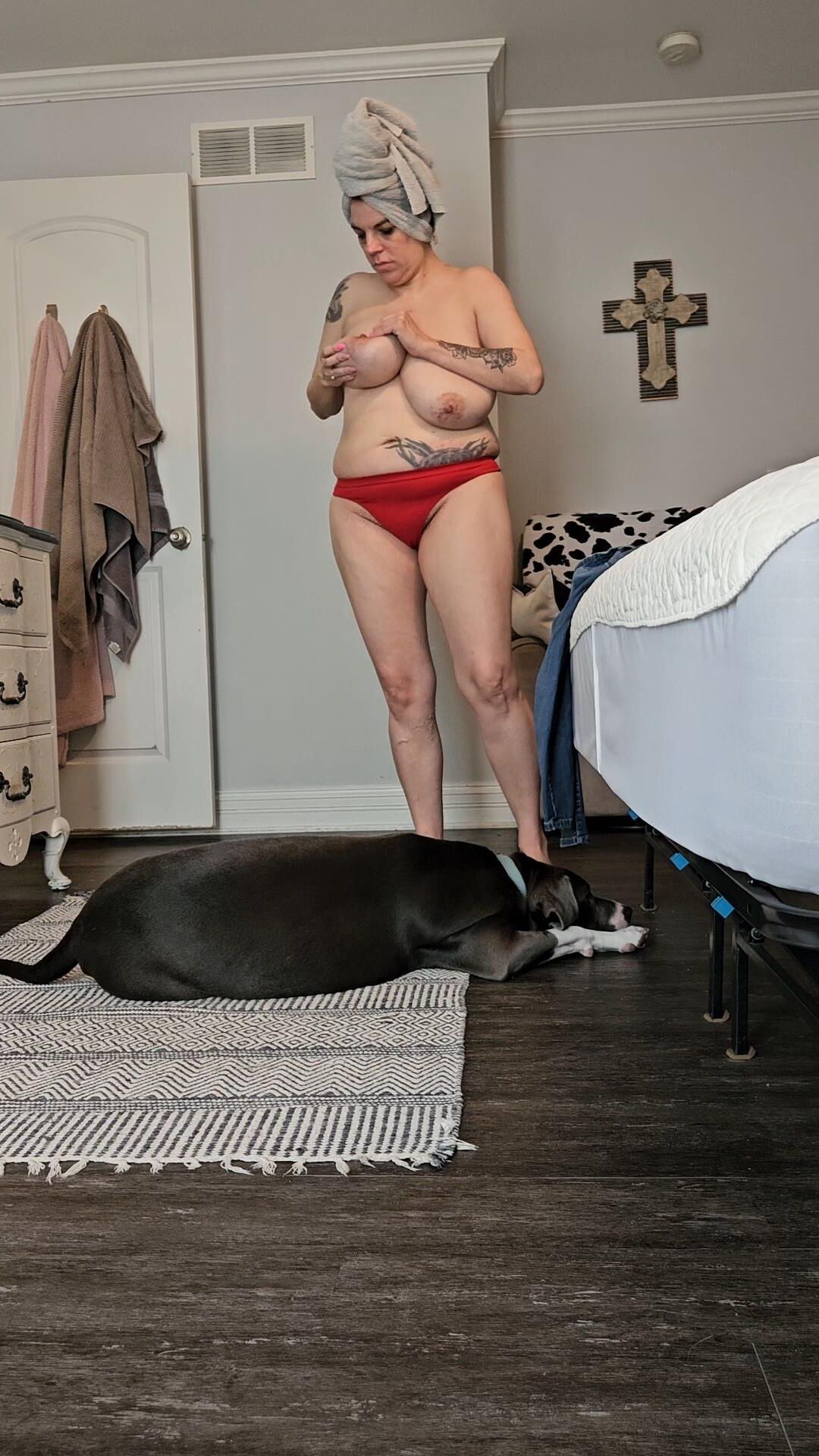 Épouse inonnue exposée baise elle a eu d'énormes seins