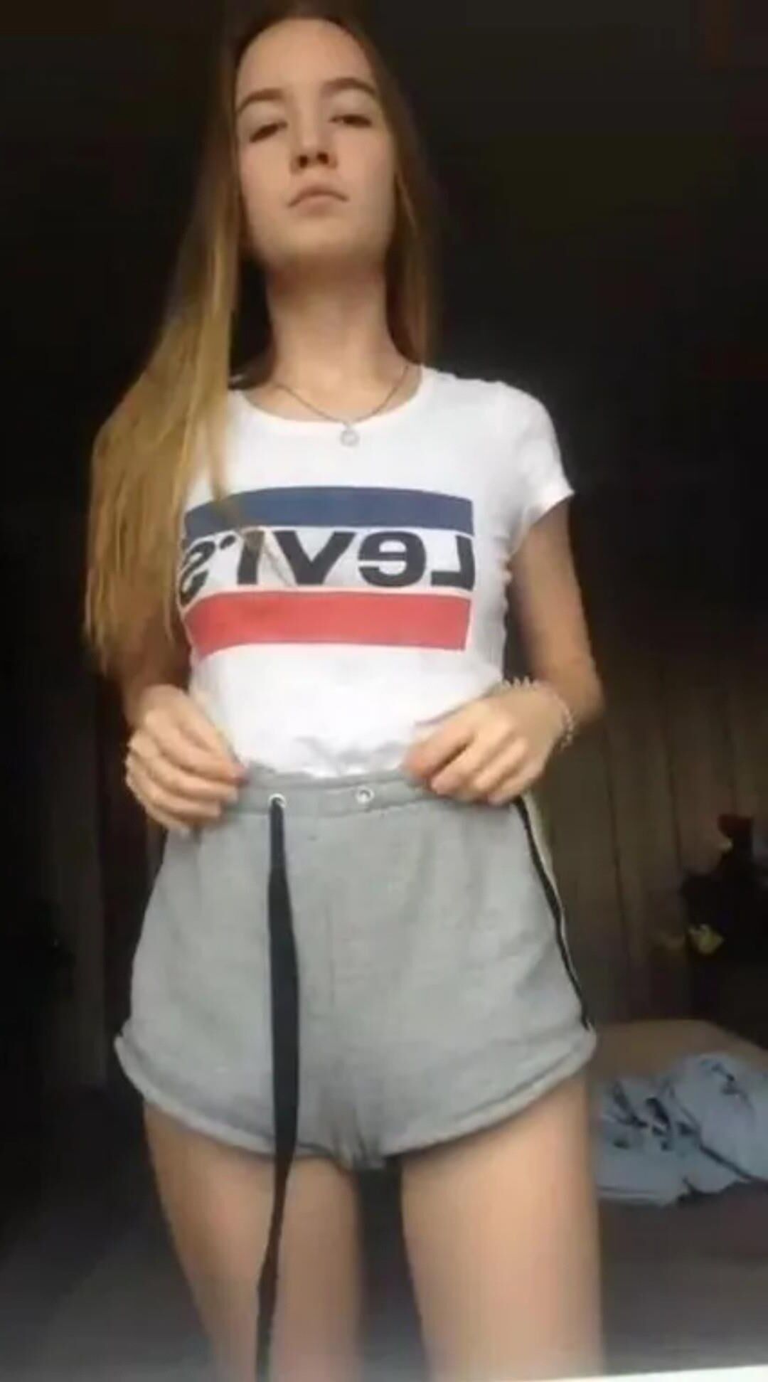 Petite American College Cutie zieht sich aus