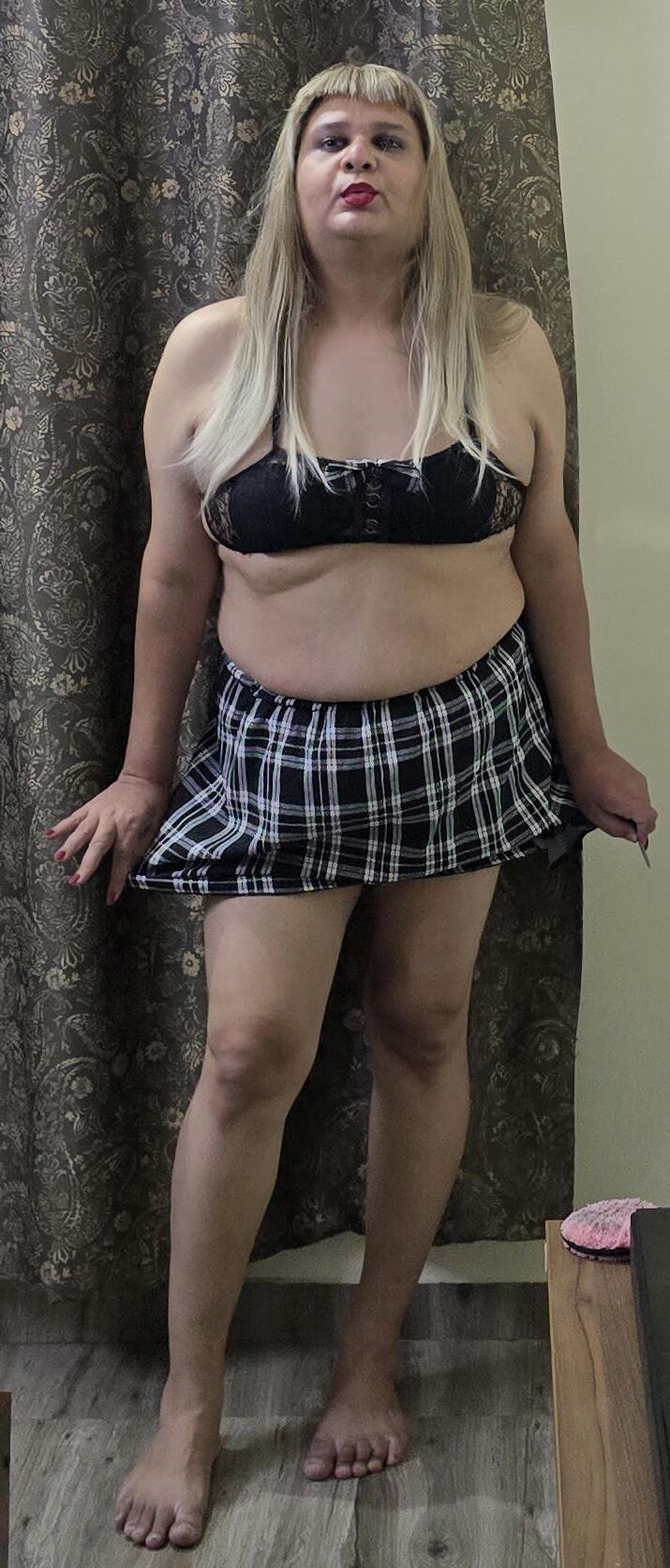 Blonde travesti Monica M aparece