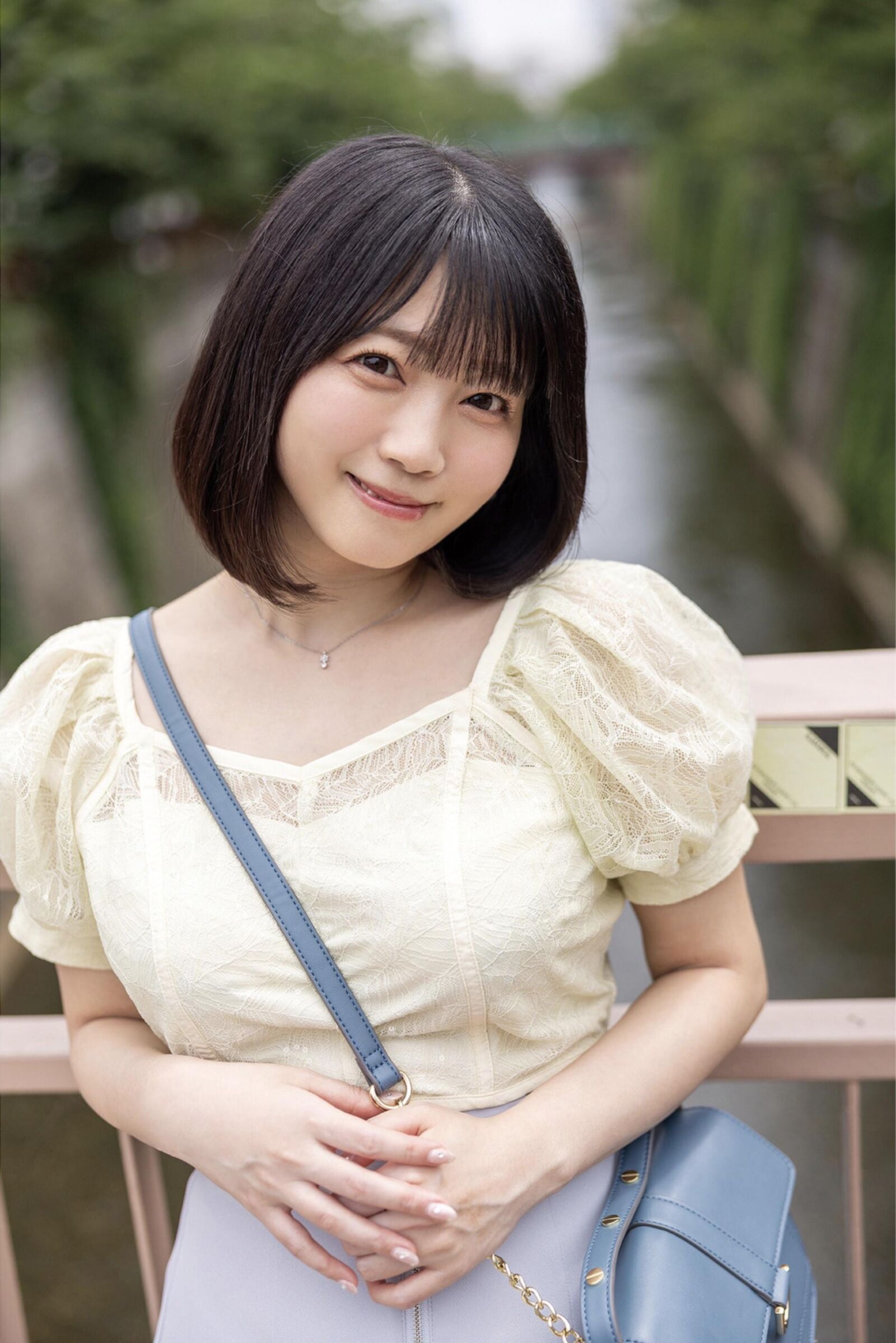 Miharu usa hält die Händegrab