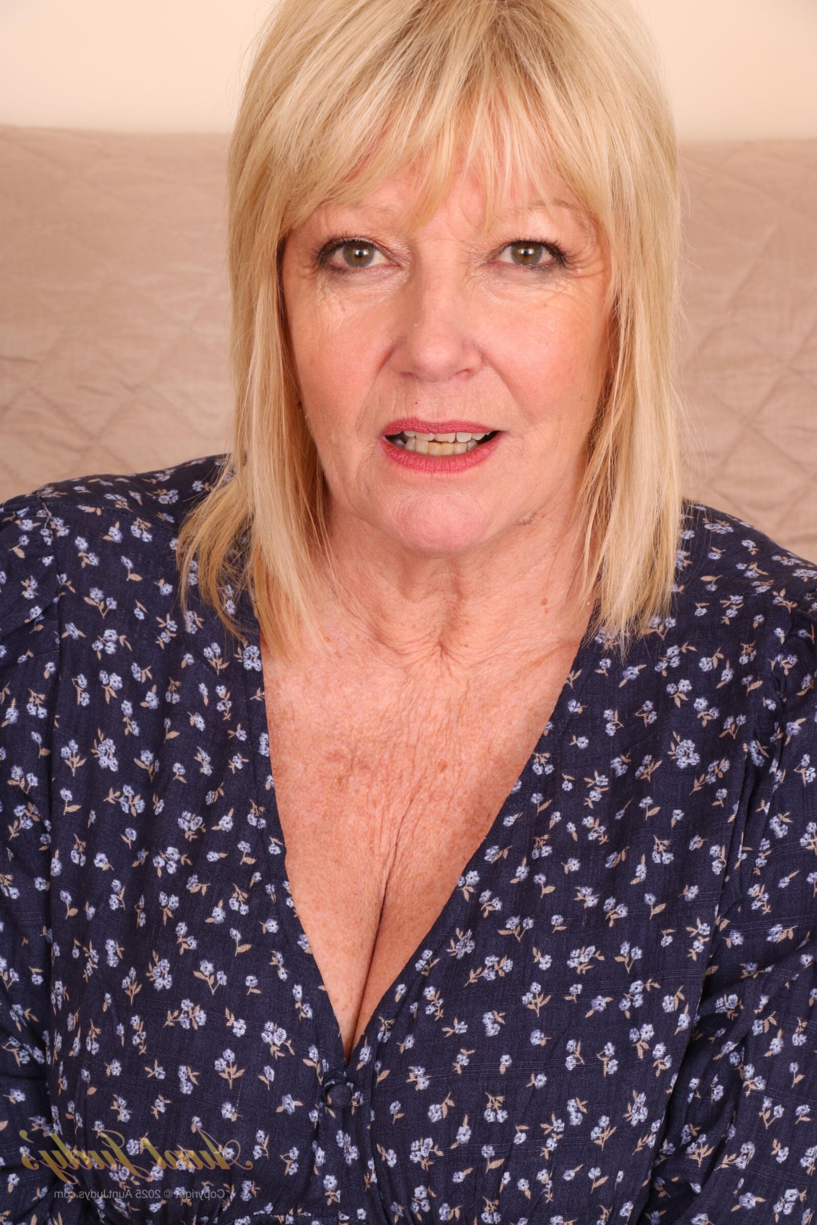 Amy Goodhead Yo Gilf Housewife spielt in Strümpfen für Sie