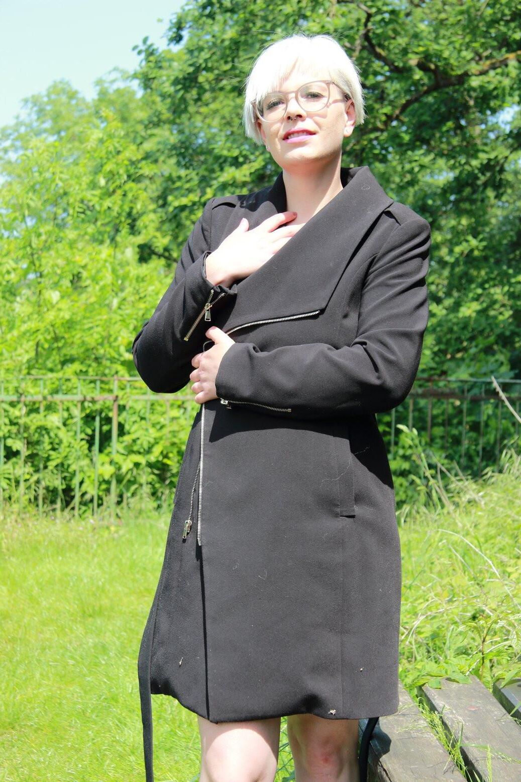 Maja Glasdildo auf der Bank