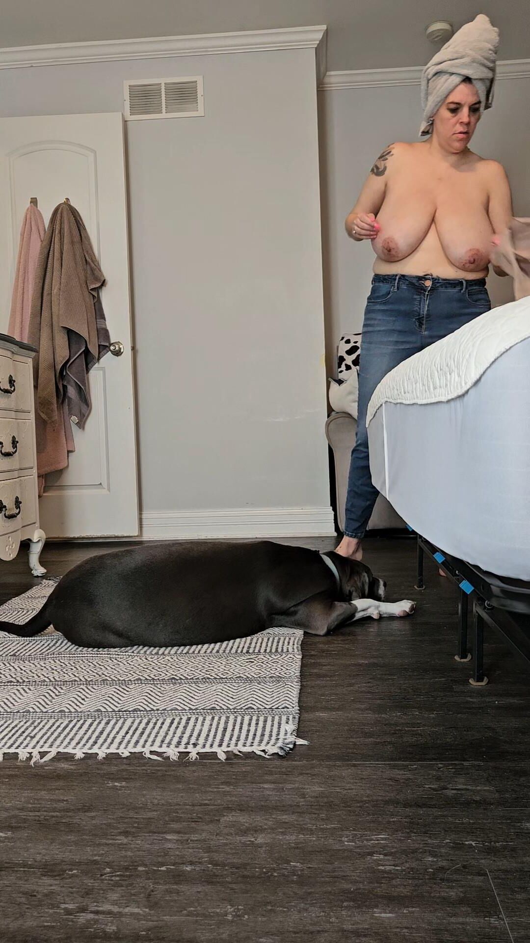 Épouse inonnue exposée baise elle a eu d'énormes seins