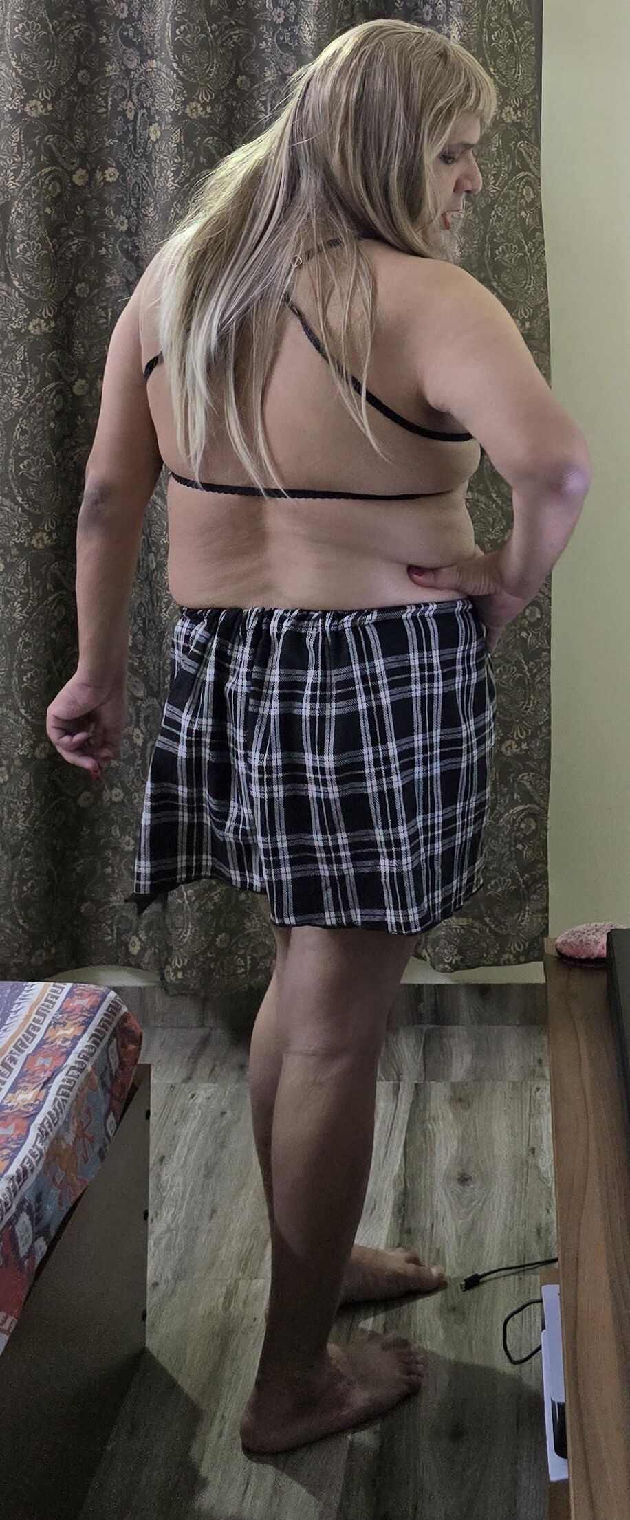 Blonde travesti Monica M aparece