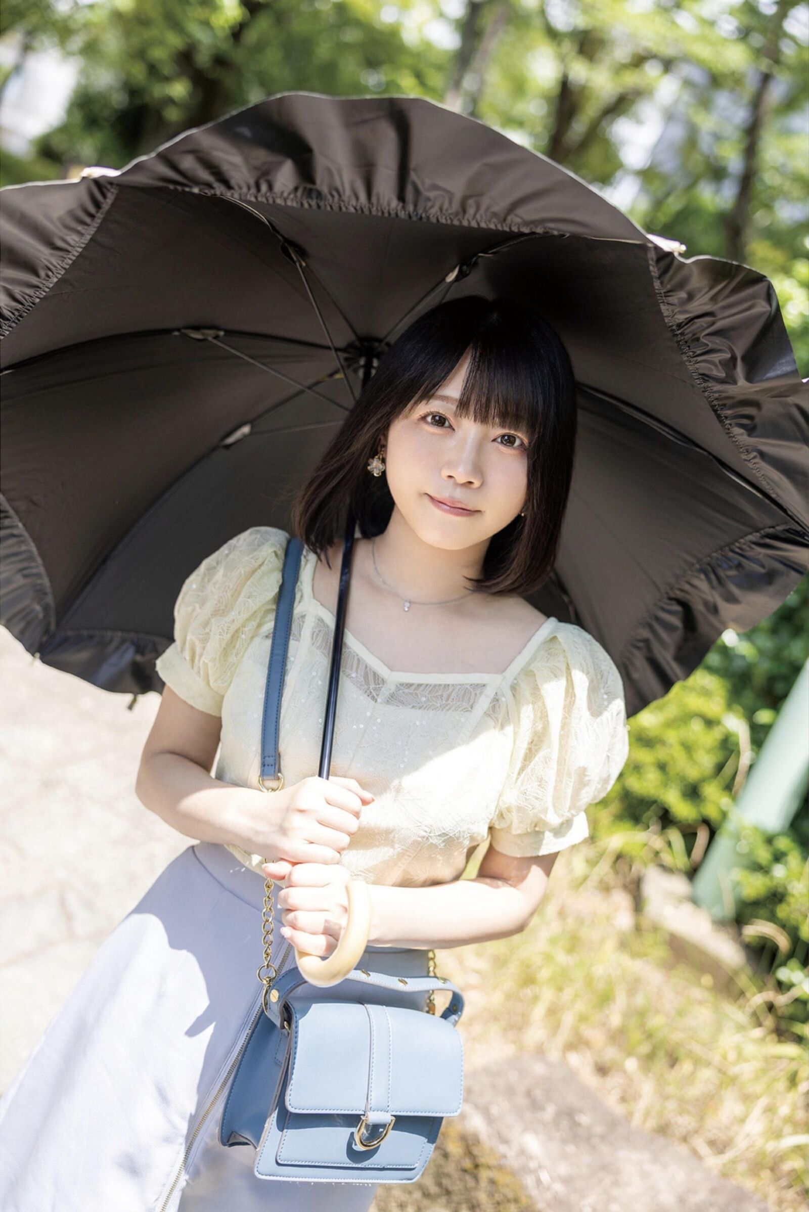 Miharu usa hält die Händegrab