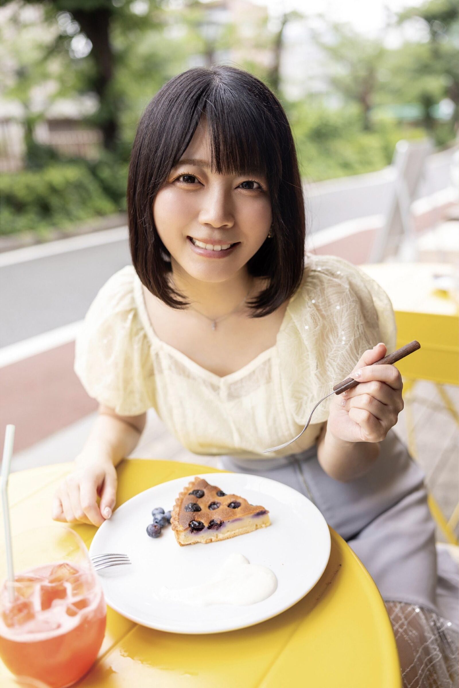 Miharu usa hält die Händegrab