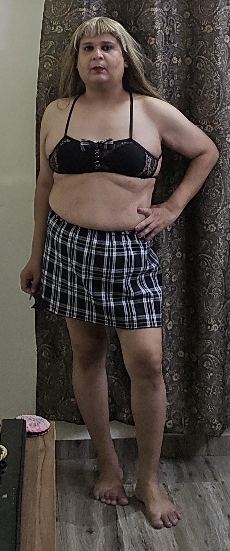 Blonde travesti Monica M aparece