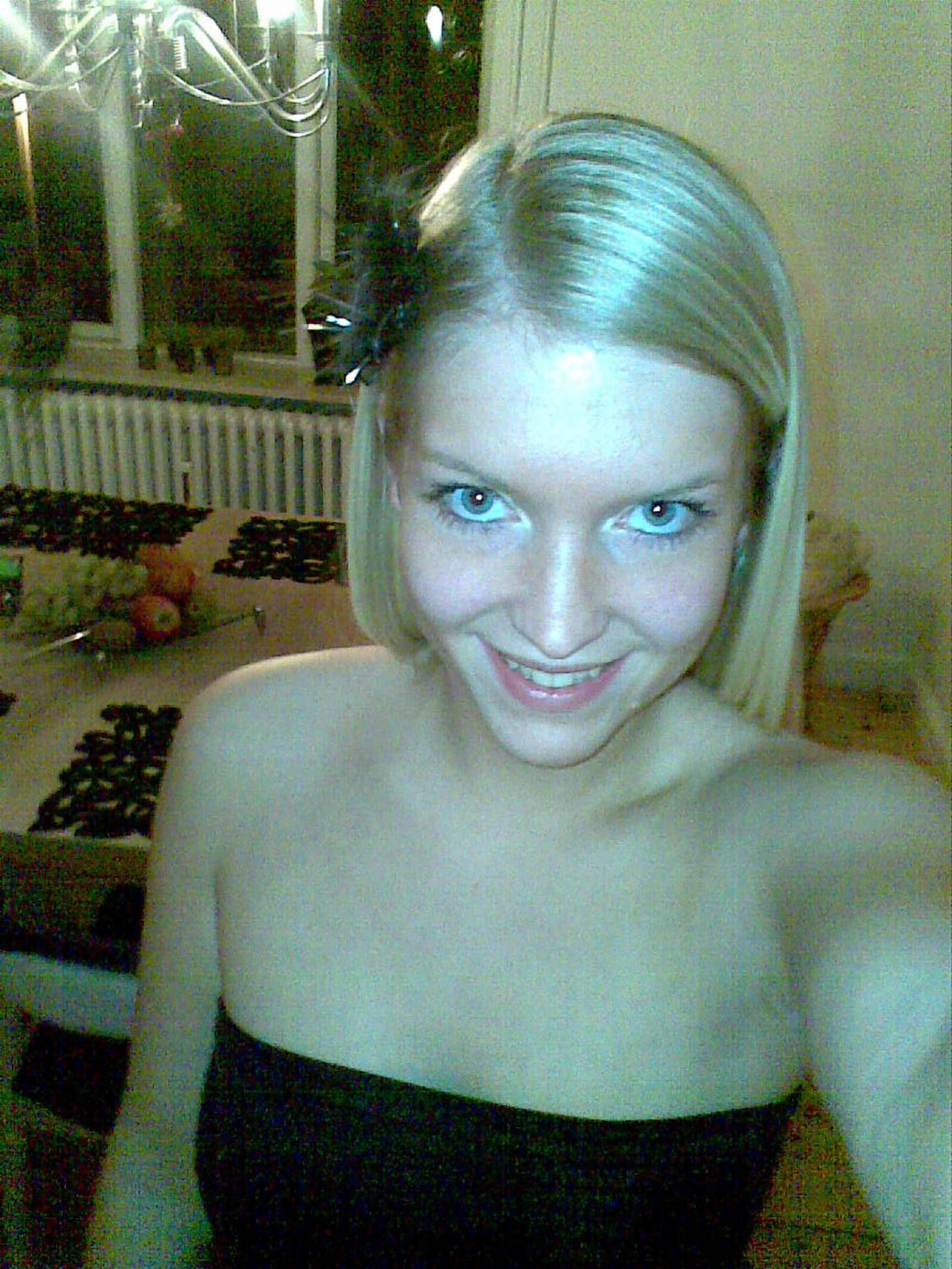 Stunning blonde girlfriend home selfies
